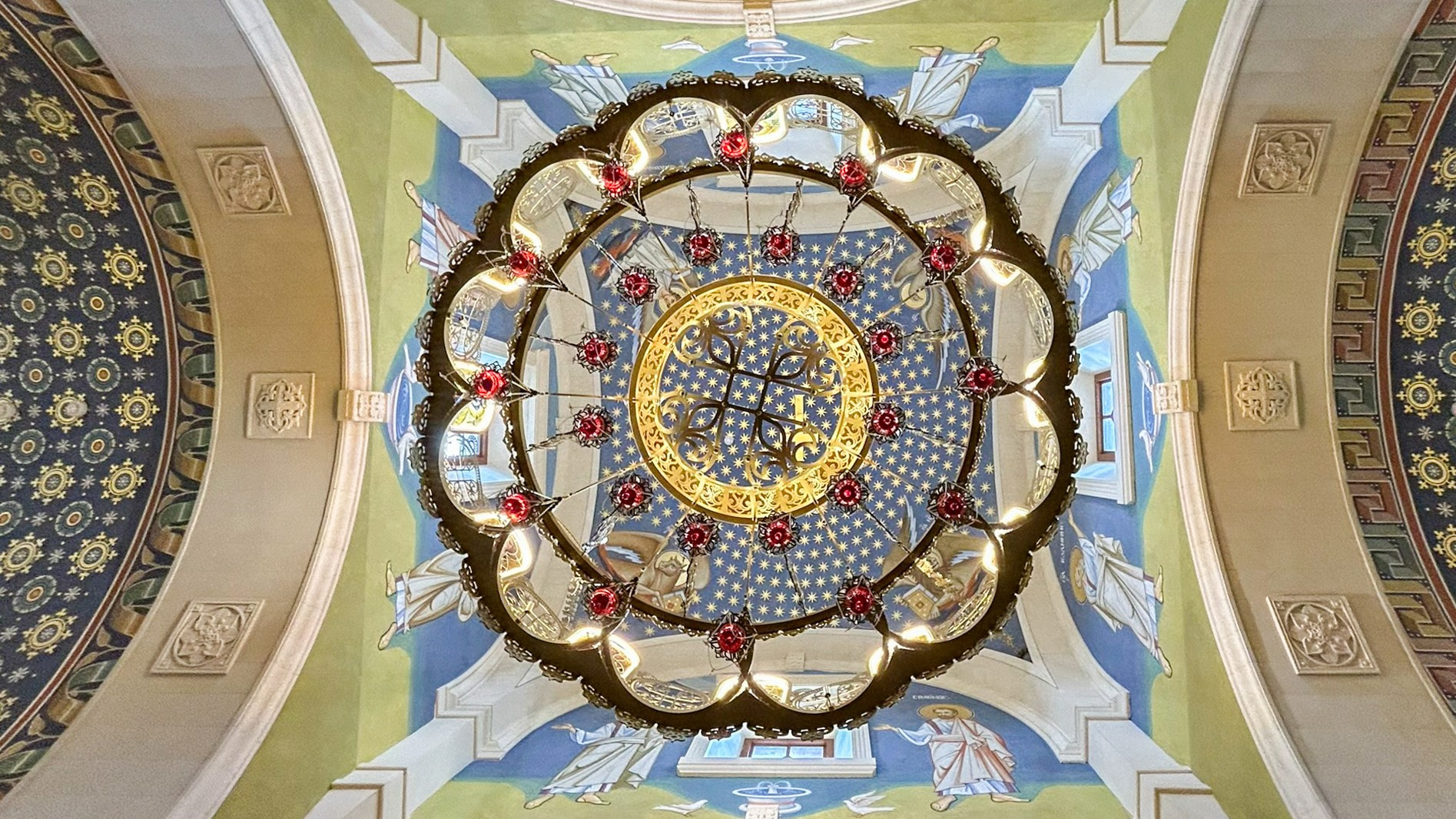 Храм Двенадцати апостолов. Хорос и светильники. Скульптор кузнец Мария Тарлецкая