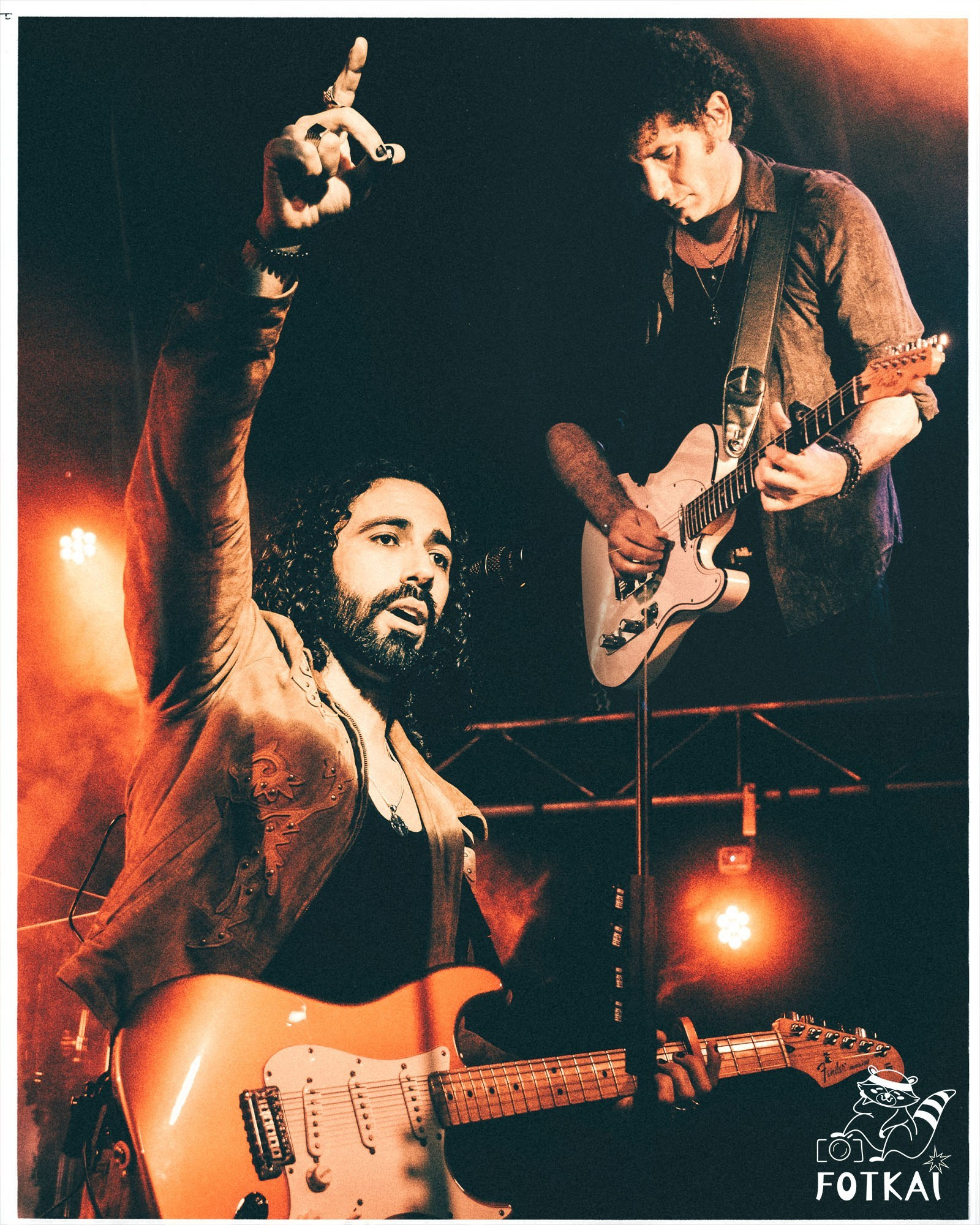 DENISDENIS: «El amor es la esperanza que se necesita» — la banda gaditana que convierte emoción en identidad | FOTKAI