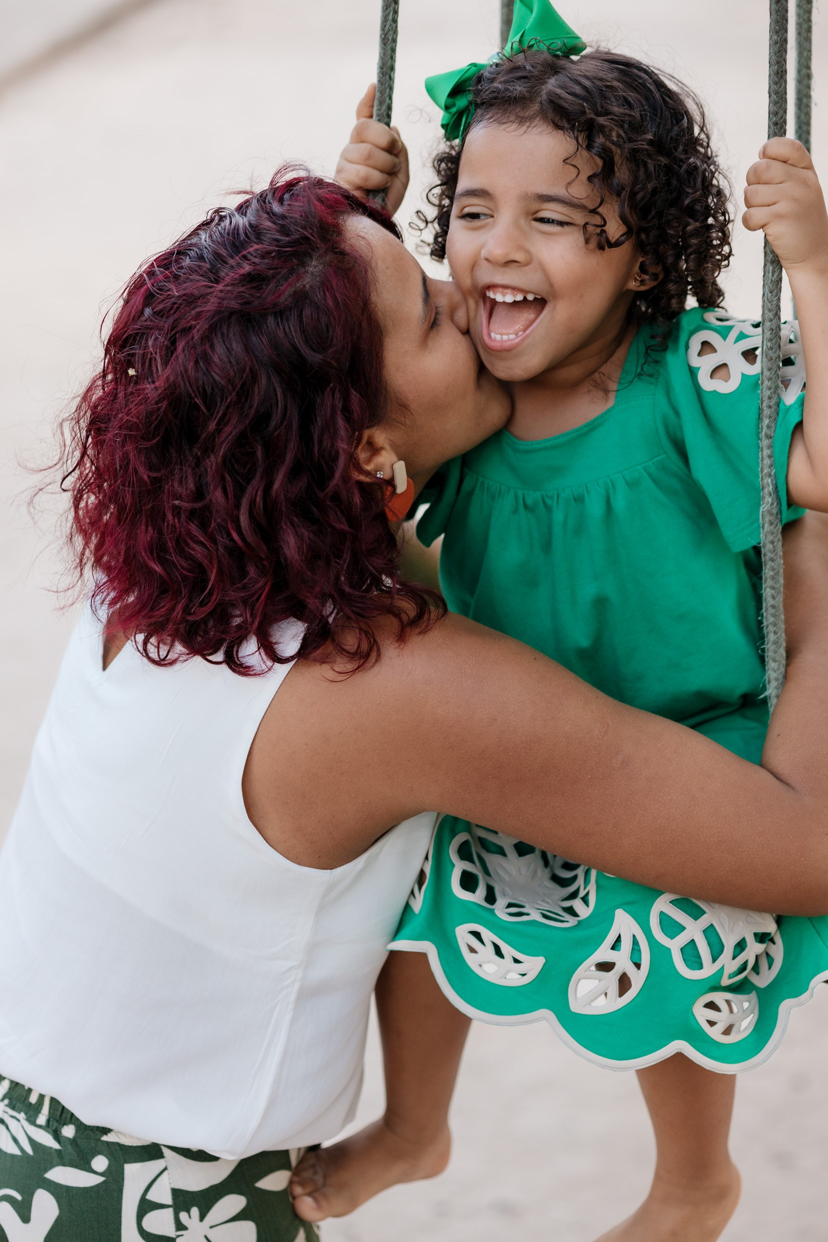 ensaio família com mãe e filha brincando de forma espontânea