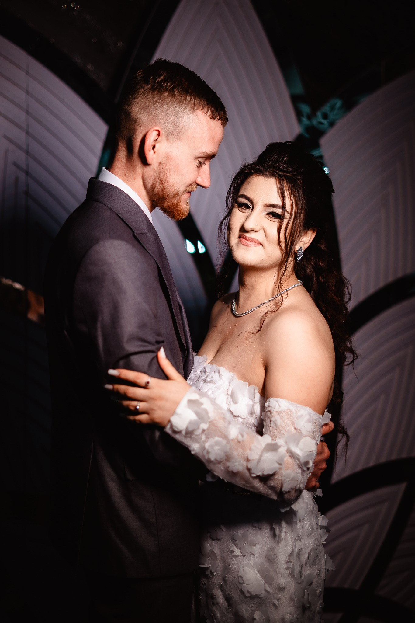 Cadru mirele priveste mireasa cu iubire