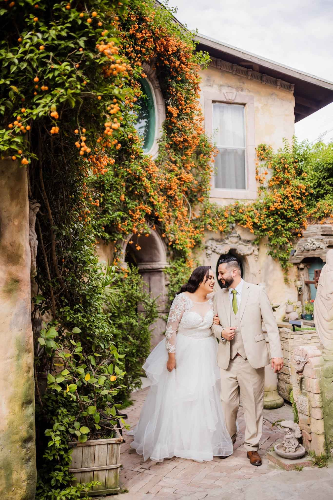 Fotografía de boda en blanco y negro en Tijuana, pareja de novios en puerta elegante en Jardín Casa Baga Rosarito, fotógrafo de bodas en Tijuana estilo artístico y documental, sesiones románticas profesionales