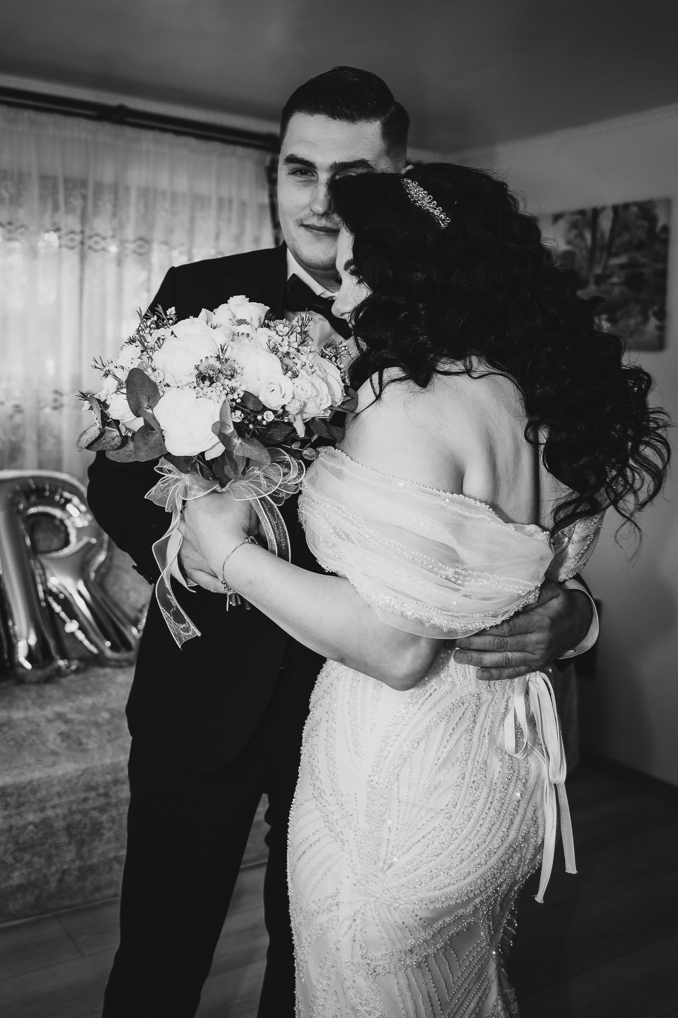 First look emoționant între miri în ziua nunții