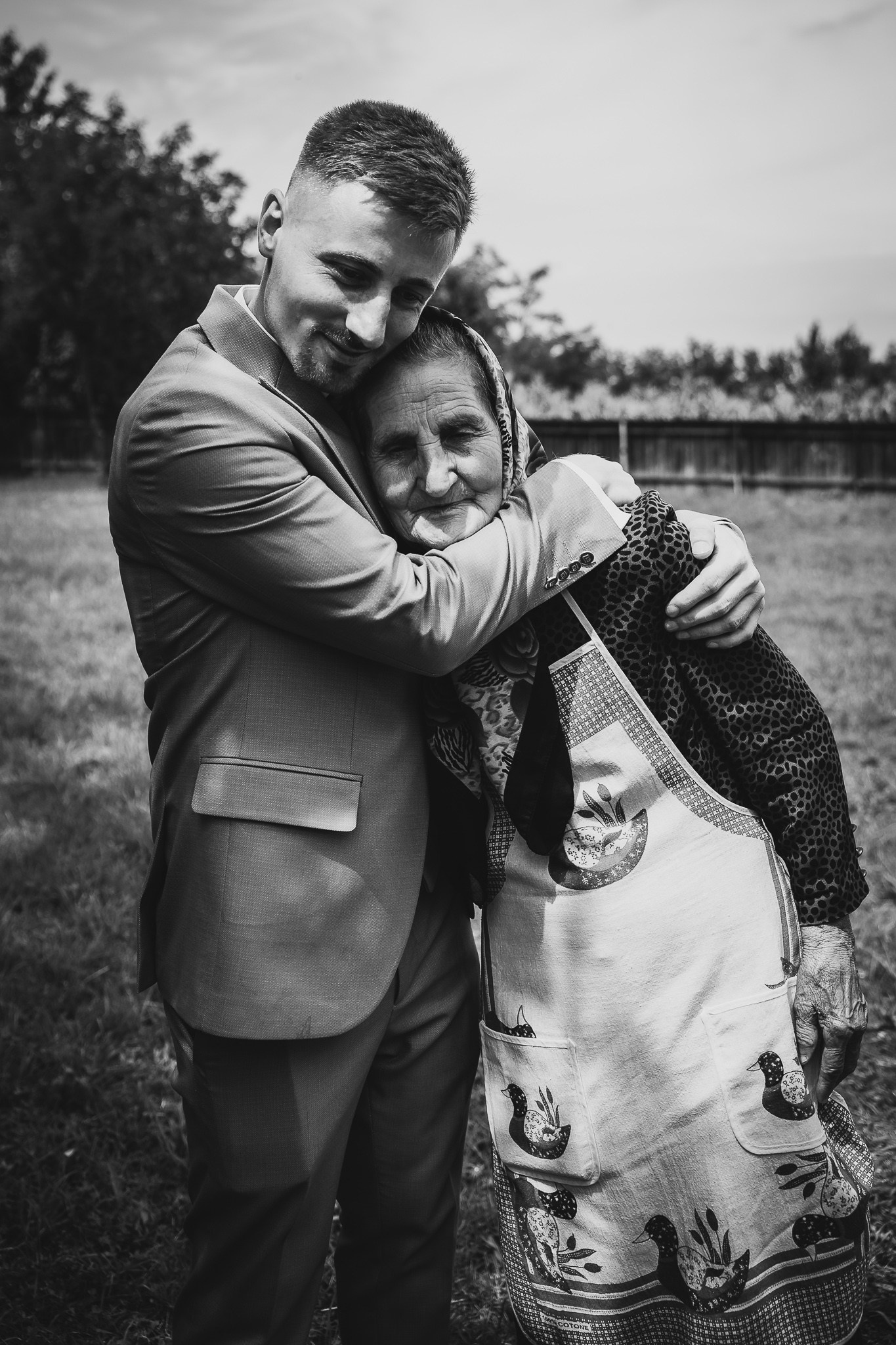 Imbratisare Emotionanta : mirele si bunica lui