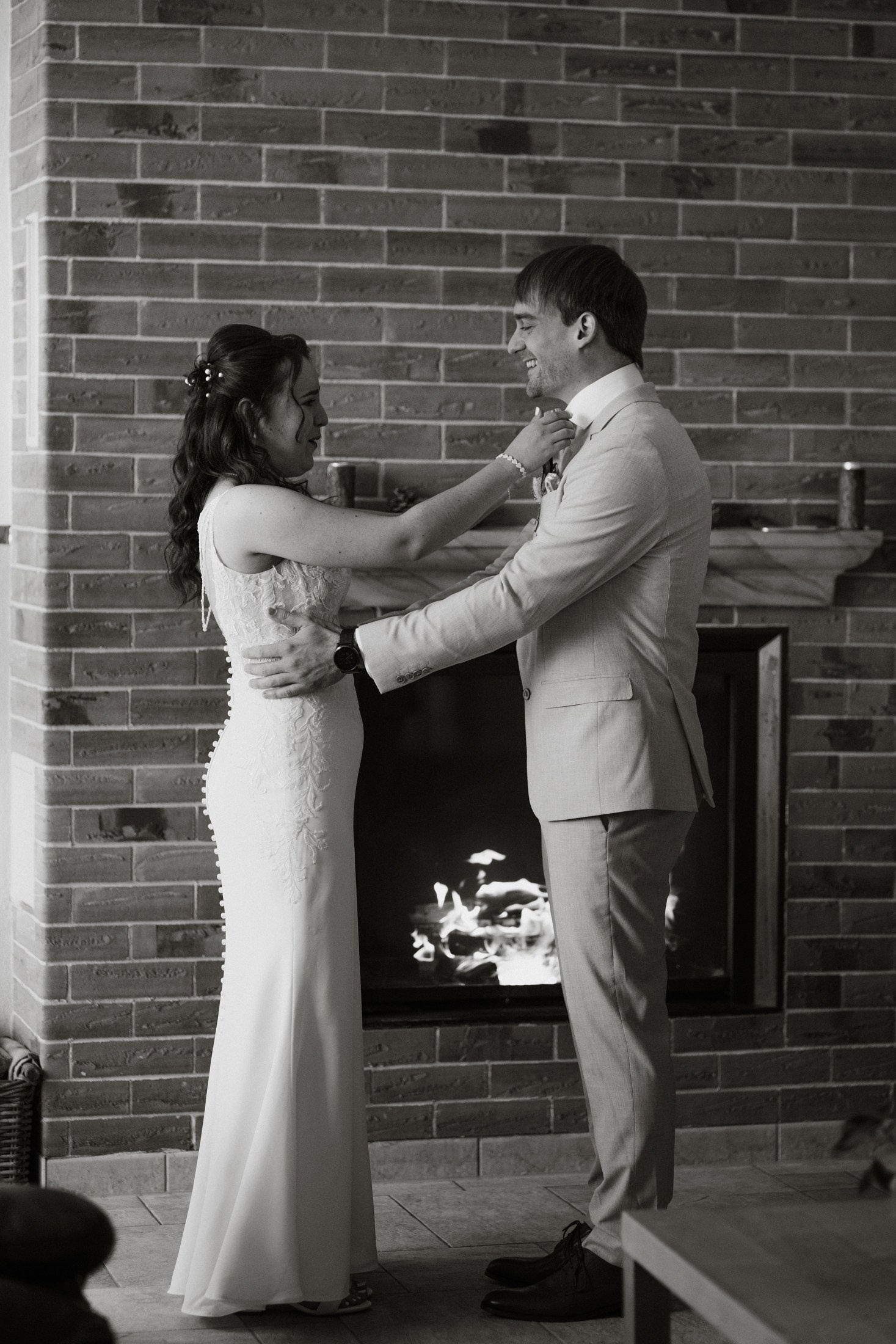 Braut und Bräutigam tanzen vor Kamin – emotionale Hochzeitsfotografie Sachsen