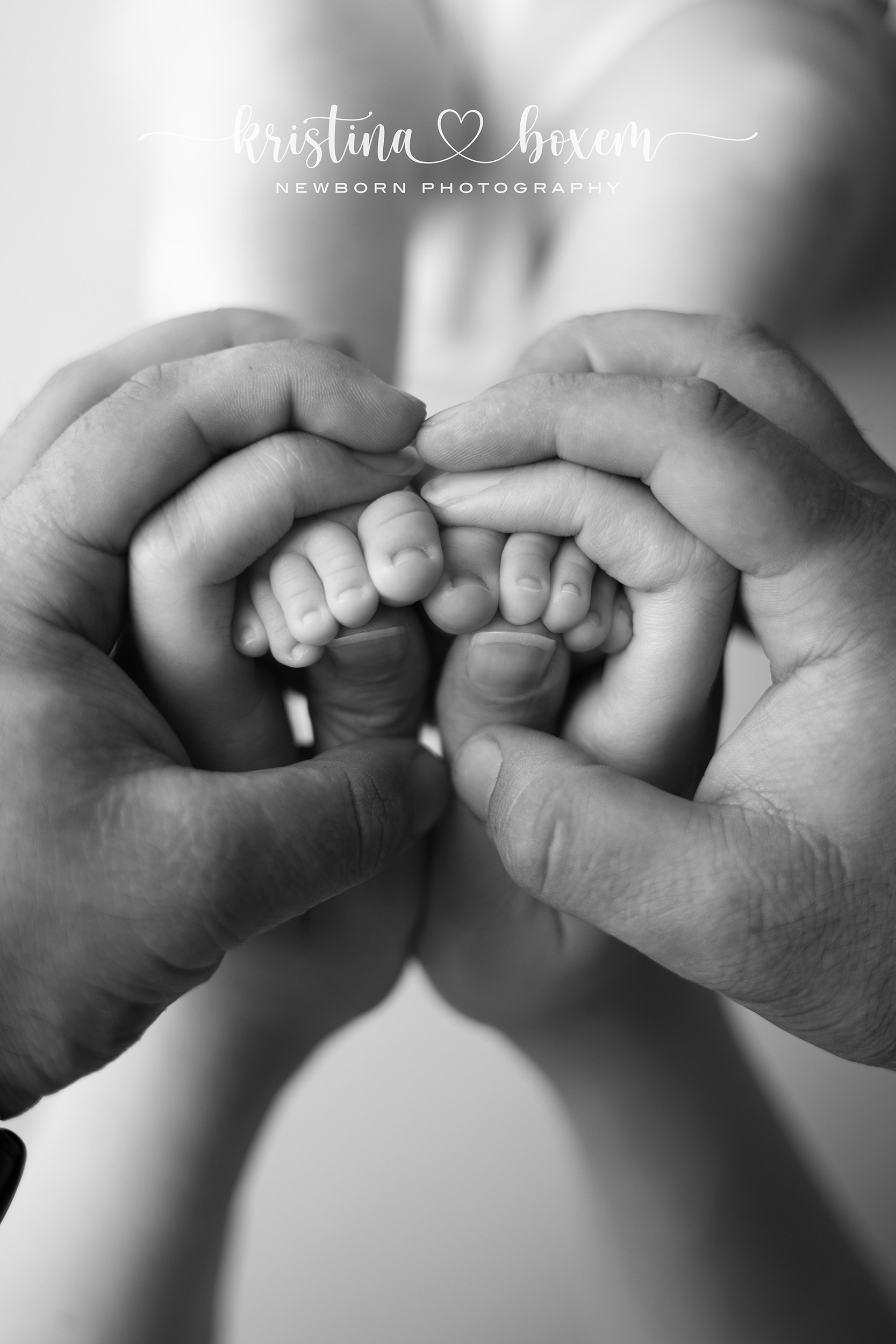 Close-up van een babyhandje en voetje tijdens een newborn fotosessie, een tijdloos beeld dat de eerste dagen van jullie baby op een pure en zachte manier vastlegt.
