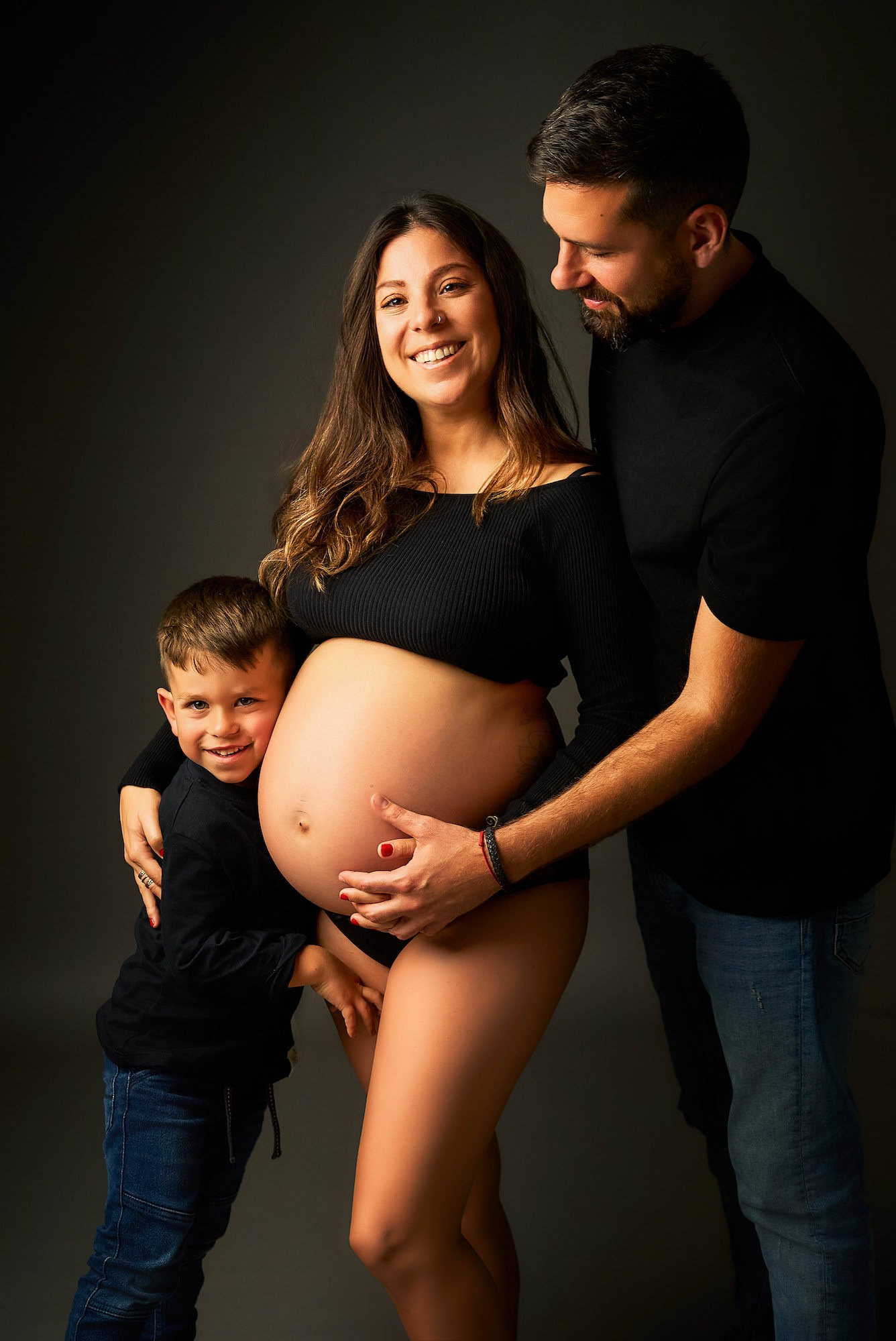 Hermanito acariciando la barriga en sesión de embarazo en Tenerife
