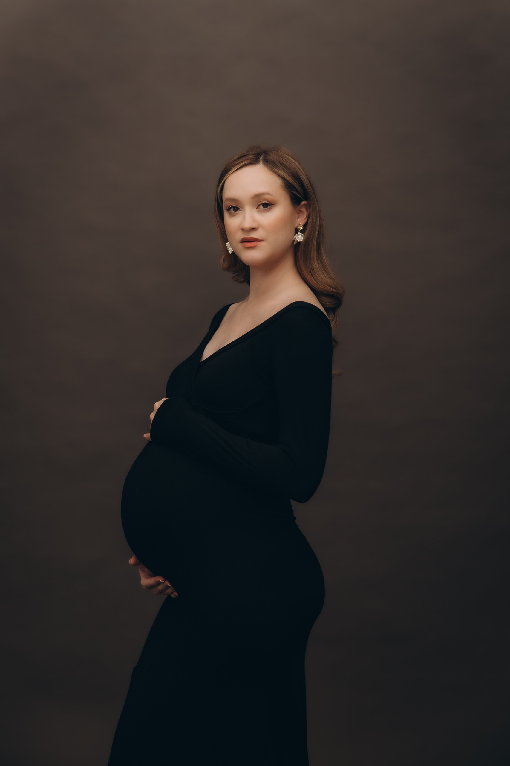 A women’s photo shoot at a photo studio. Family and children’s lifestyle photographer Elena Tumanova