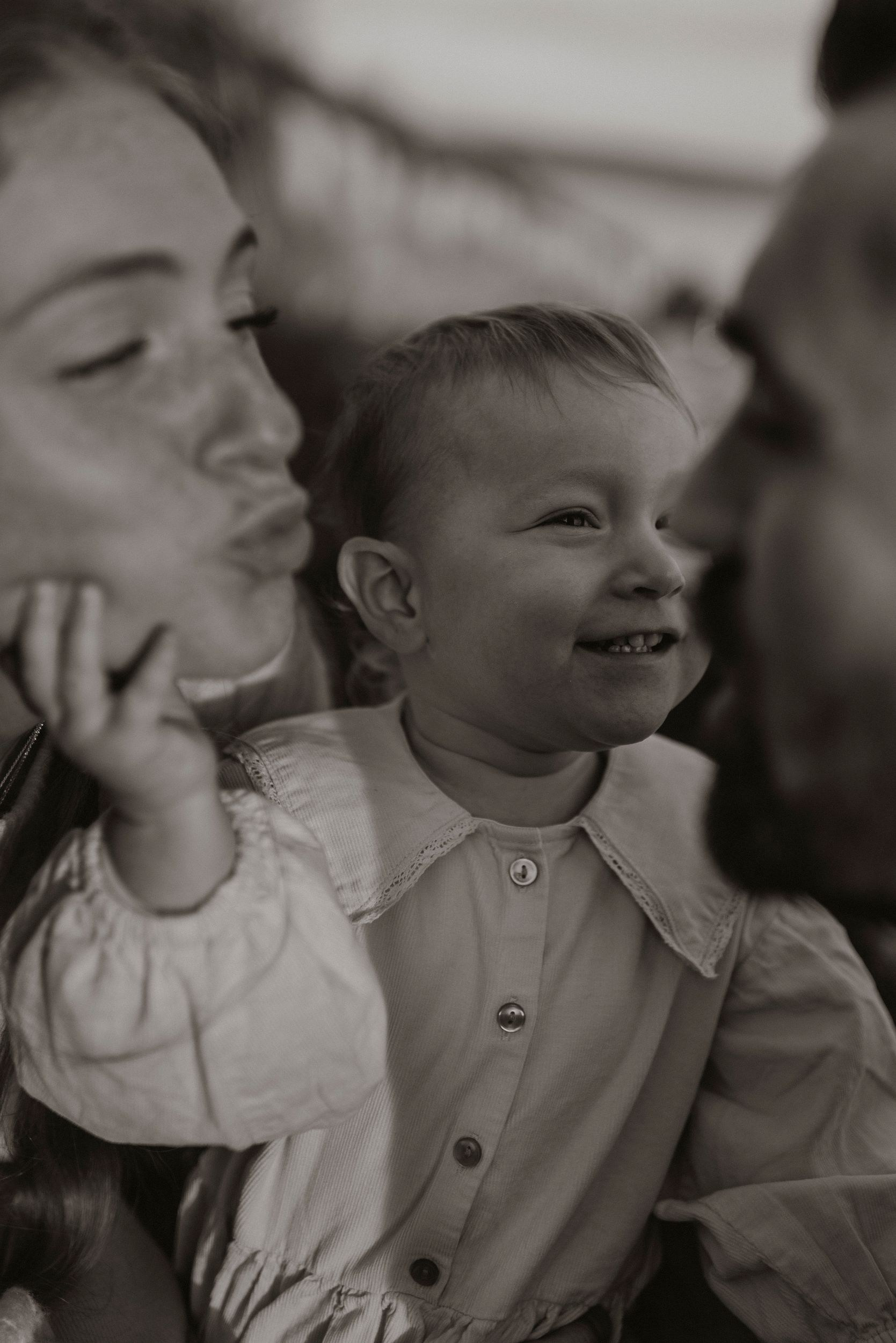 Polina Sobol — family & documentary photographer in Bern. Outdoor & urban photo sessions for families, kids and couples