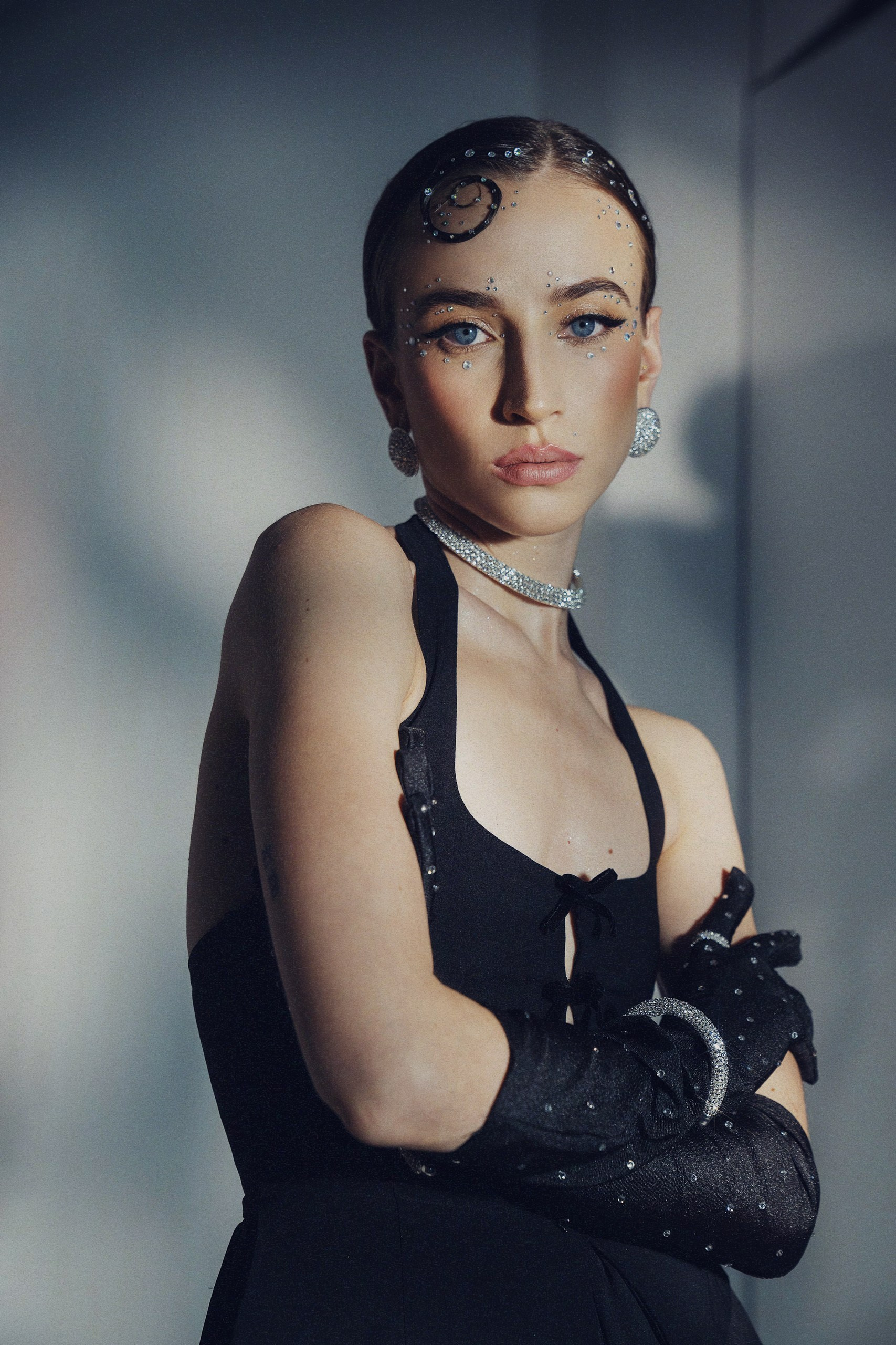 Avantgarde Beauty Editorial mit dramatischem Make-up und Glitzer – Fotostudio Aesthetic Space München