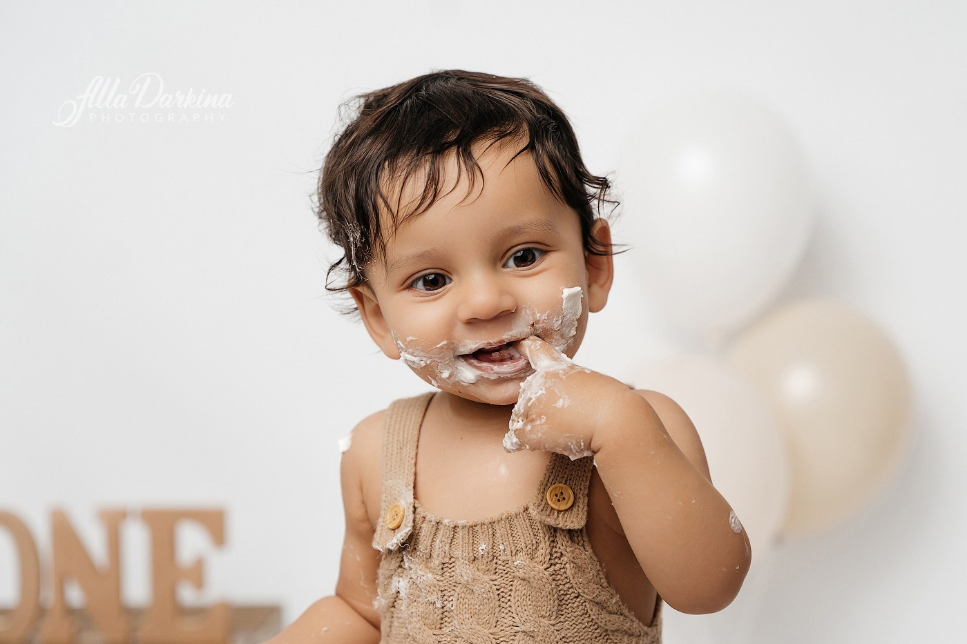 Cake smash session. Newborn and family photographer. Hills District. Sydney