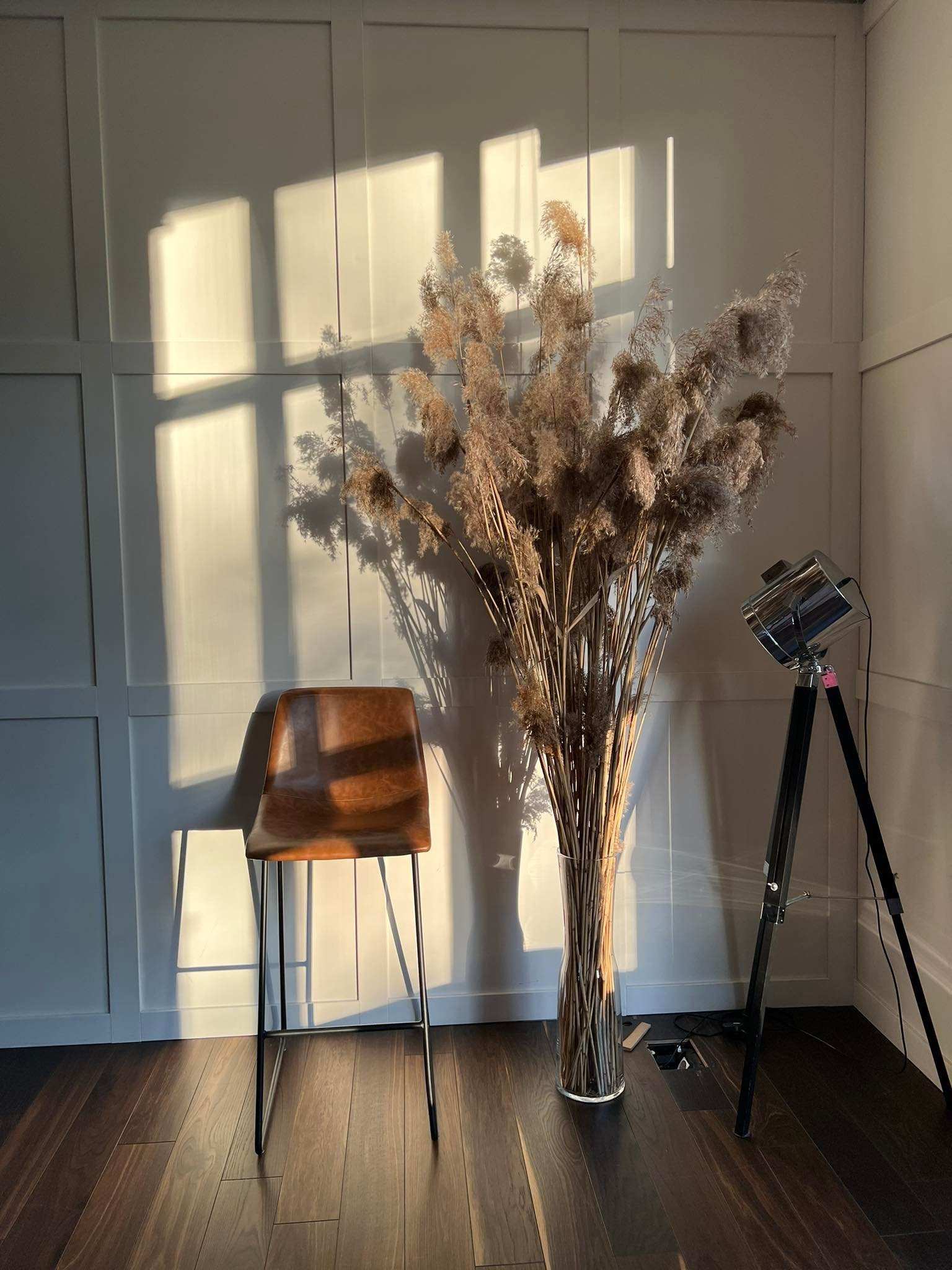 Gaiša fotostudijas telpa ar industriāliem logiem un dabisko gaismu