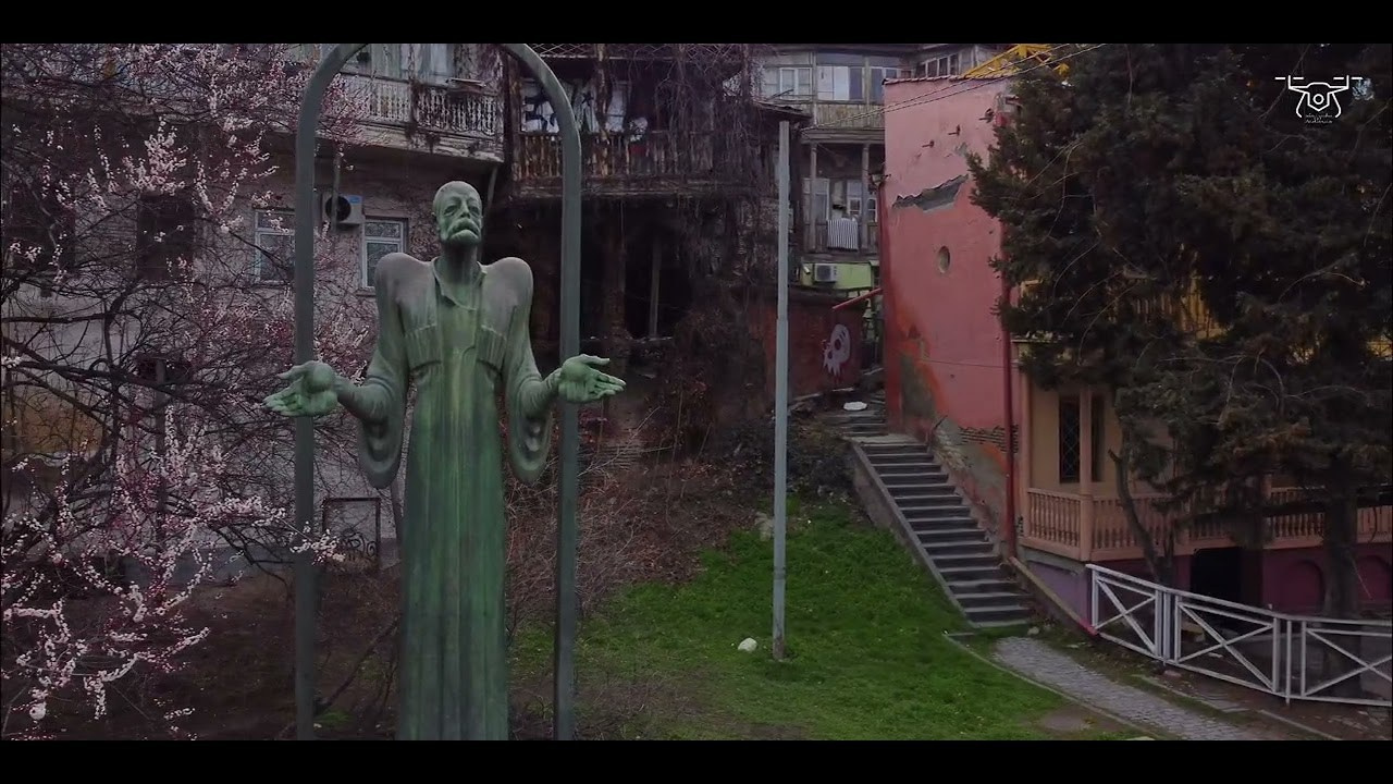 ჩანახატი იეთიმ გურჯის სკვერიდან. FramefreeMan