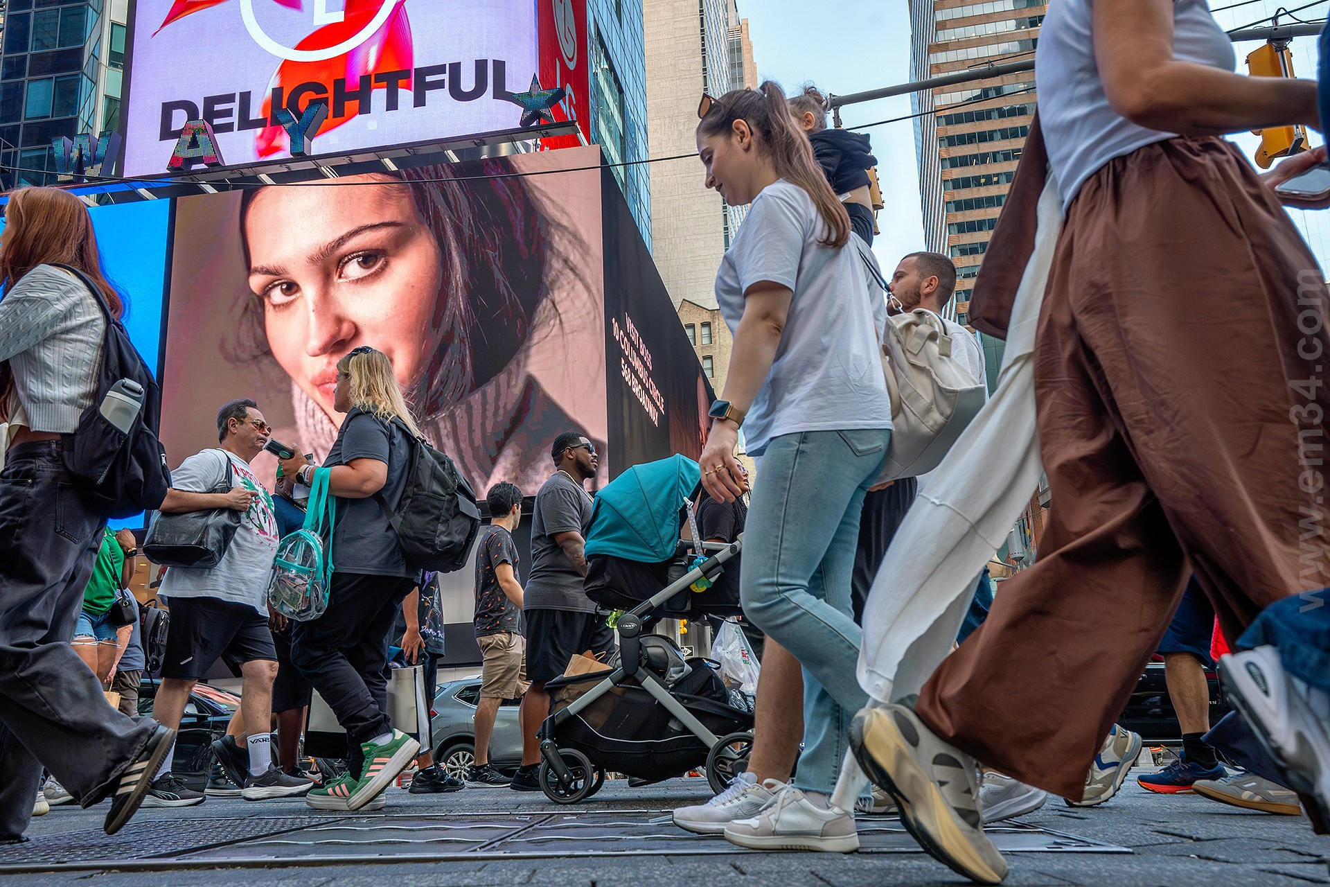 Best Street Photographer in New York City — Candid NYC Moments Captured by Emin Kuliyev. Emin Kuliyev — Award-Winning Wedding Photojournalist NYC & USA | Best Wedding Photographer Known for Candid, Timeless Moments