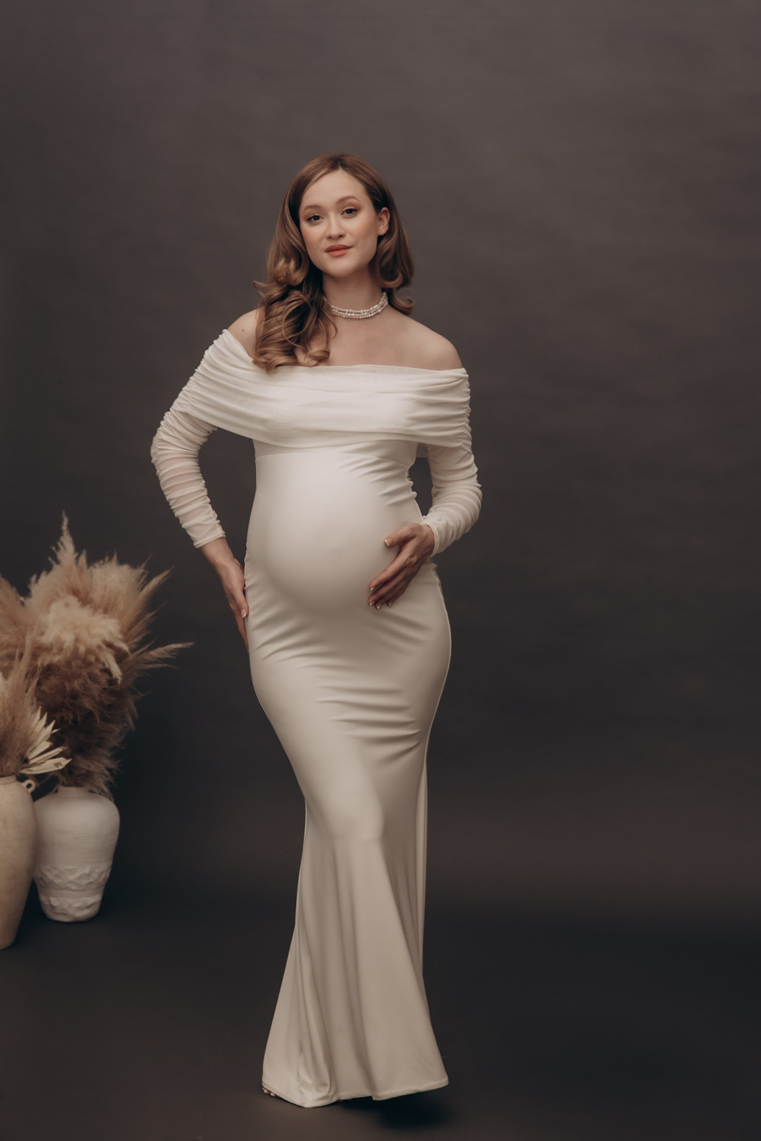 A women’s photo shoot at a photo studio. Family and children’s lifestyle photographer Elena Tumanova