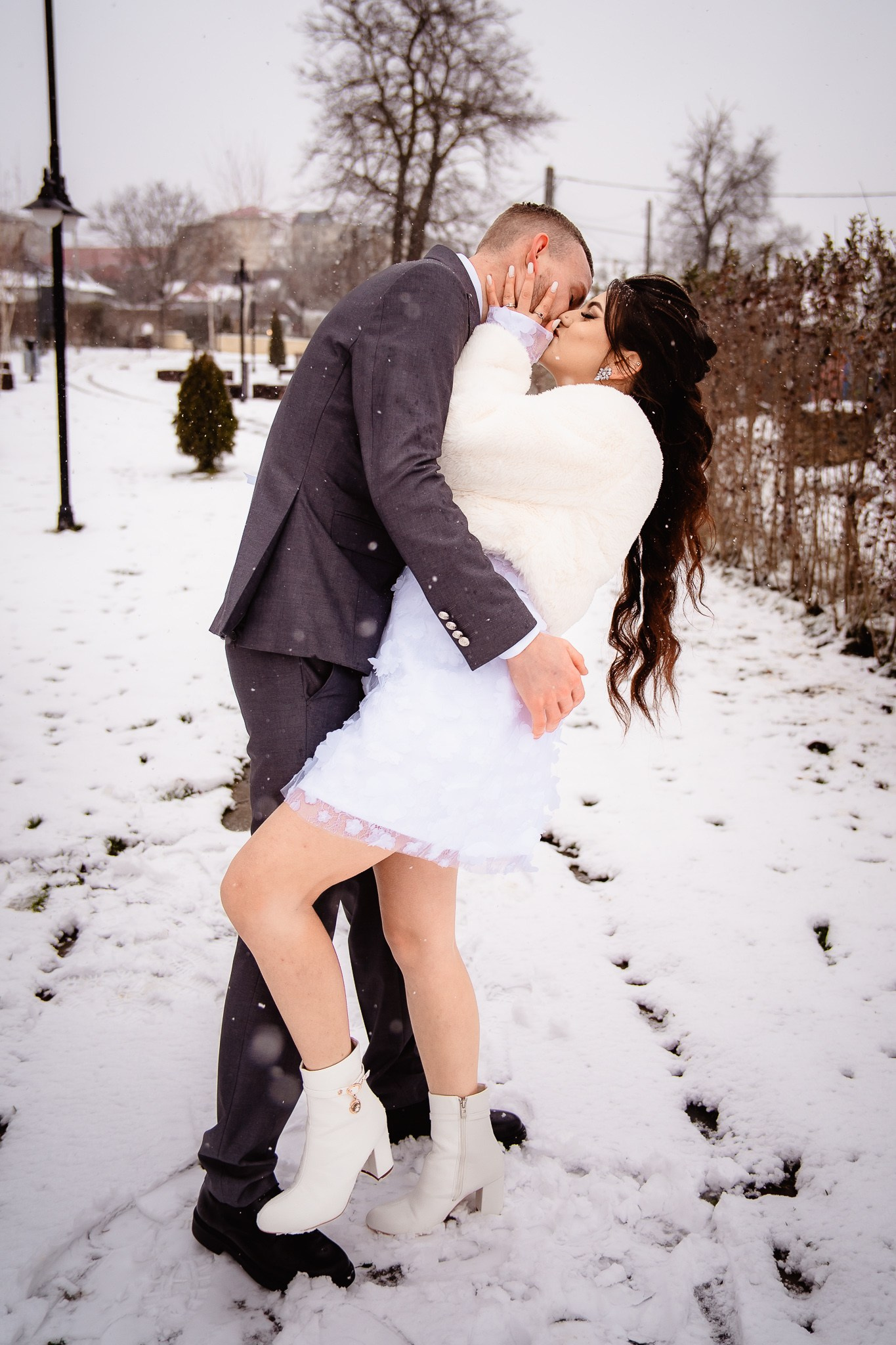 Miri sărutându-se la o ședință foto de iarnă