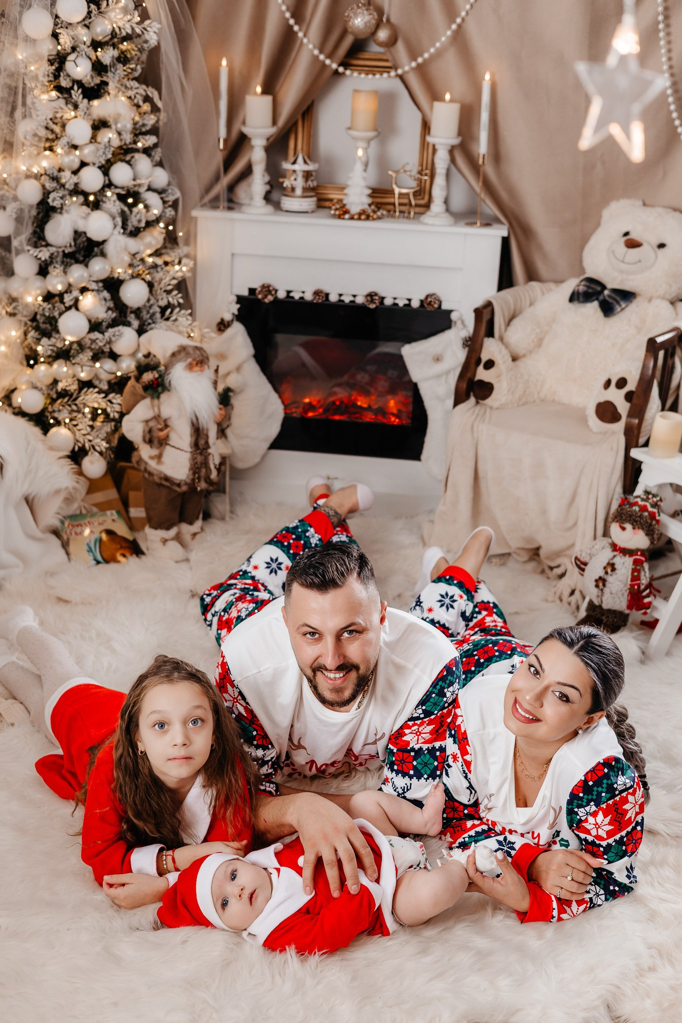 Ședințe Foto Crăciun 2025 Piatra Neamț | Fotografii de Sărbători | FotoACTIV. Fotograf Profesionist Piatra Neamț, Roman, Târgu Neamț, Bicaz, Neamț | Studio, Nuntă, Botez, Eveniment | FotoACTIV