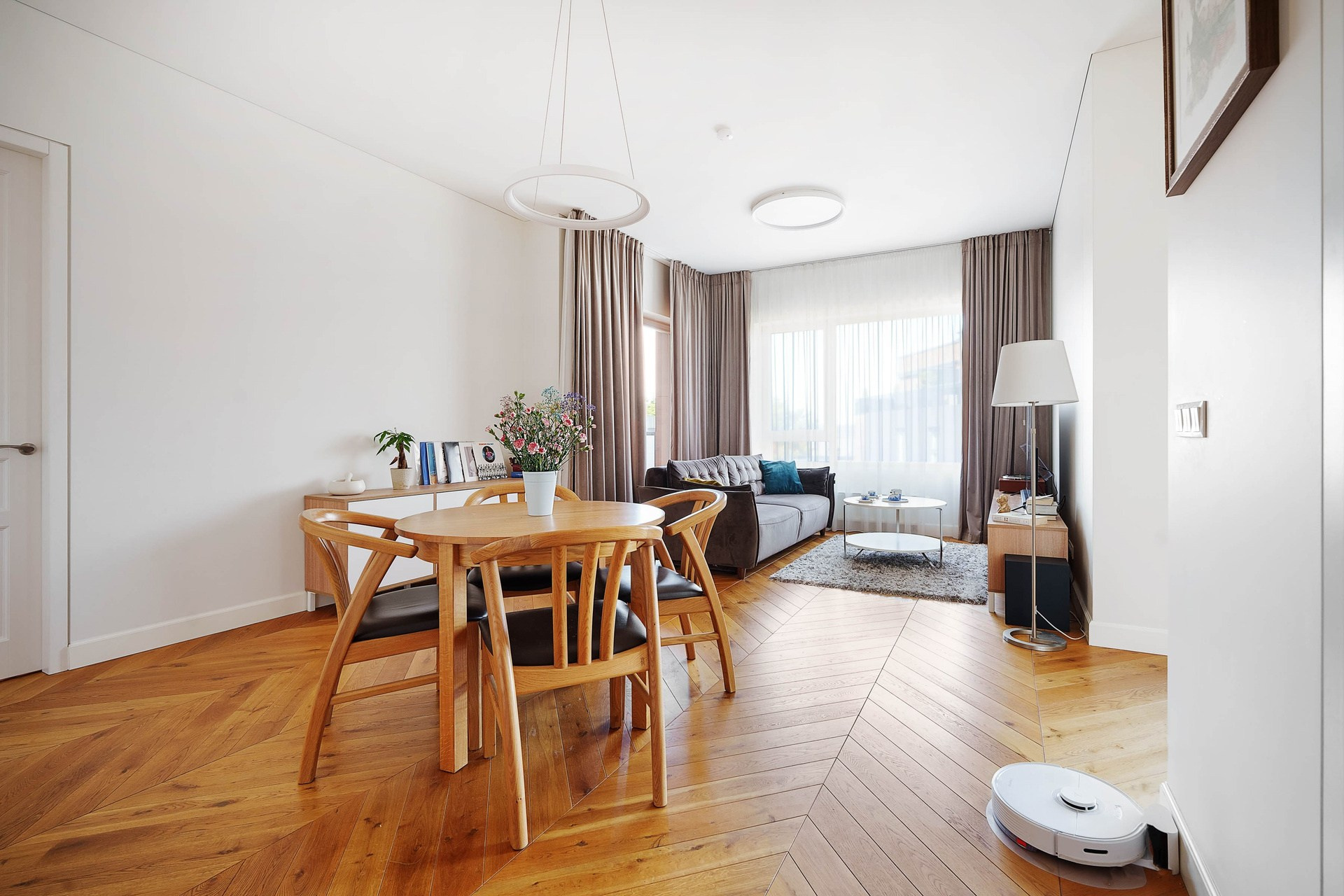 NT nuotrauka pardavimui, pabrėžianti namų erdvę ir šviesą.