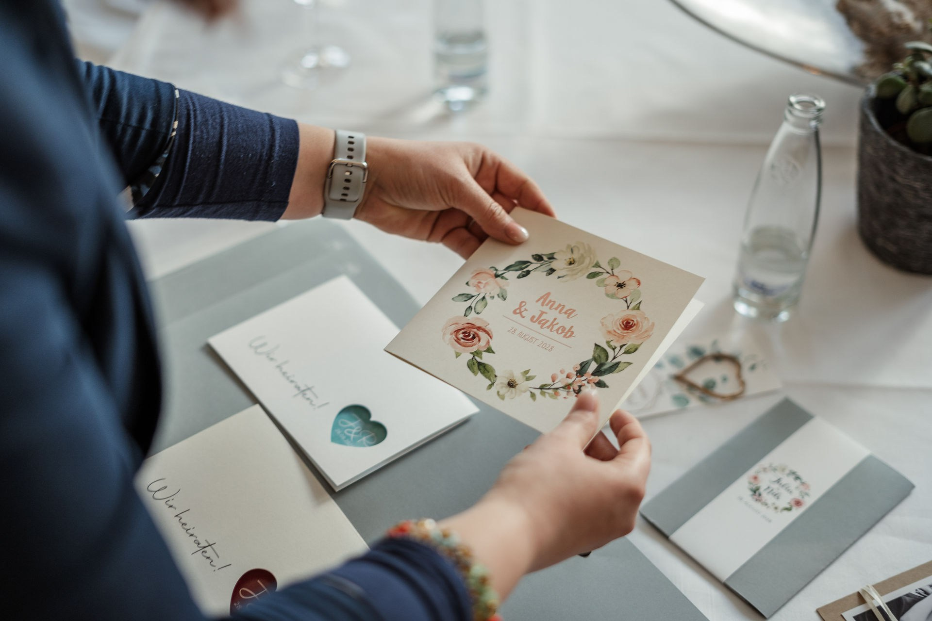 Hochzeitsthema: „Verschiedene Hochzeitsthemenideen wie Vintage, Boho und klassisch, dargestellt durch Accessoires und Deko.