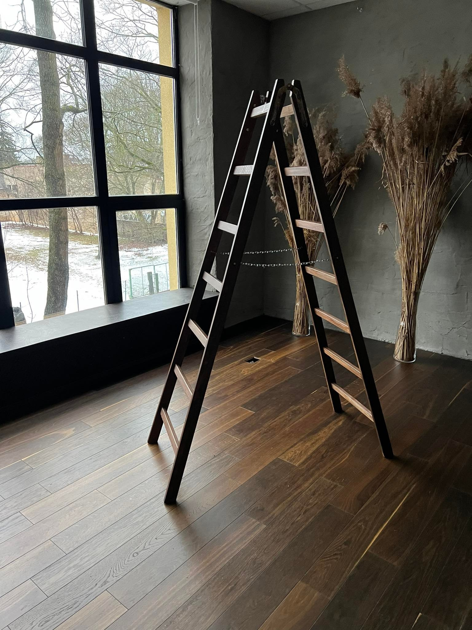 Fotostudijas telpa ar antīkām mēbelēm un mākslas elementiem