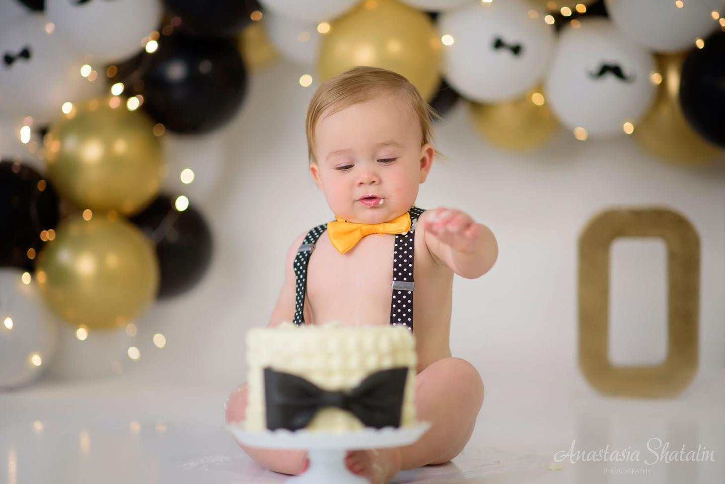 1st birthday and cake smash photographer. Family photographer in Roseville, Rocklin, Folsom, Sacramento