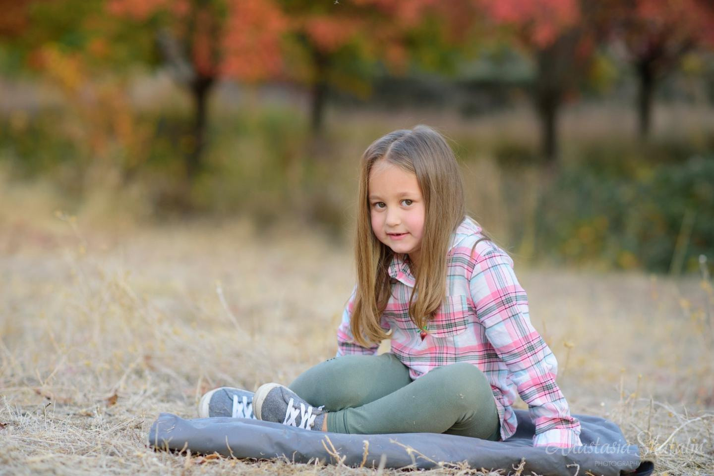 Outdoor fall location with family photographer. Family photographer in Roseville, Rocklin, Folsom, Sacramento