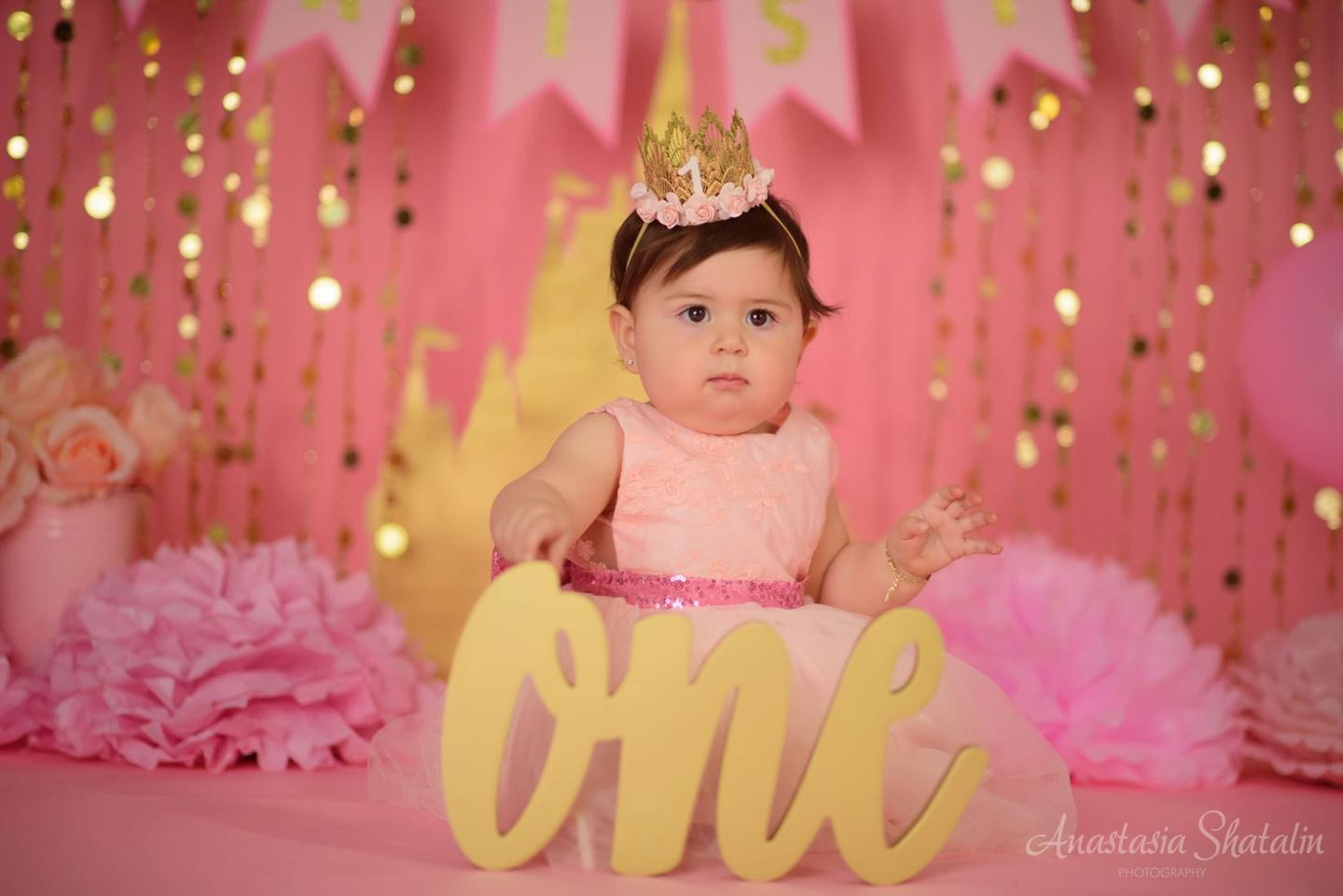 Princess cake smash Roseville, Rocklin, Folsom. Family photographer in Roseville, Rocklin, Folsom, Sacramento