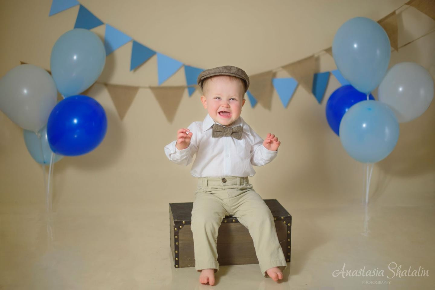 Sean cake smash session in Roseville, CA. Family photographer in Roseville, Rocklin, Folsom, Sacramento
