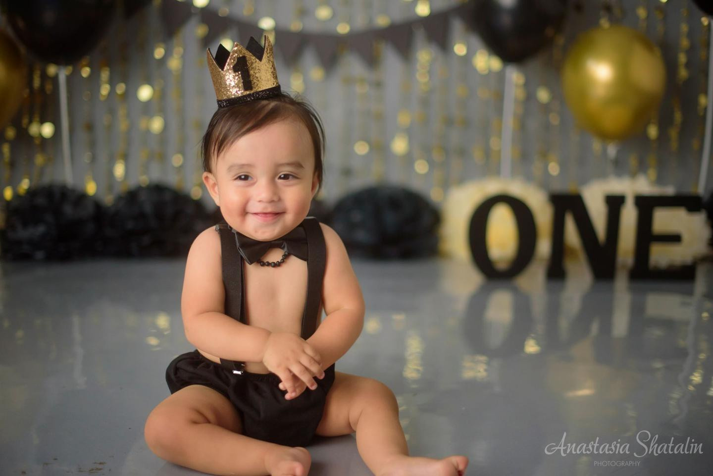 Black and gold cake smash photographer Roseville. Family photographer in Roseville, Rocklin, Folsom, Sacramento
