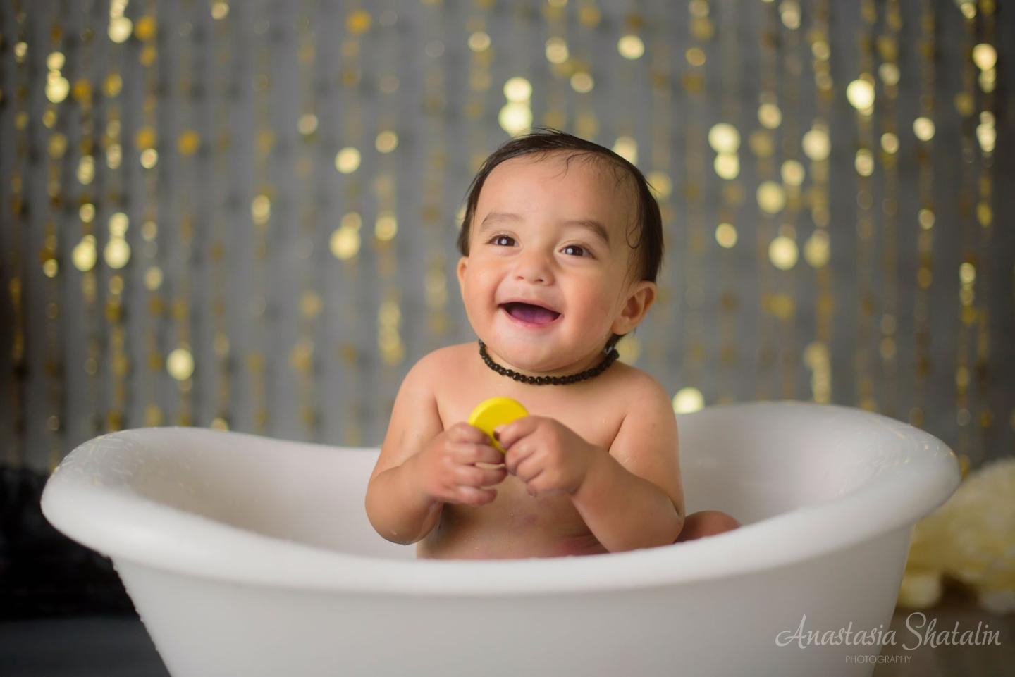 Black and gold cake smash photographer Roseville. Family photographer in Roseville, Rocklin, Folsom, Sacramento