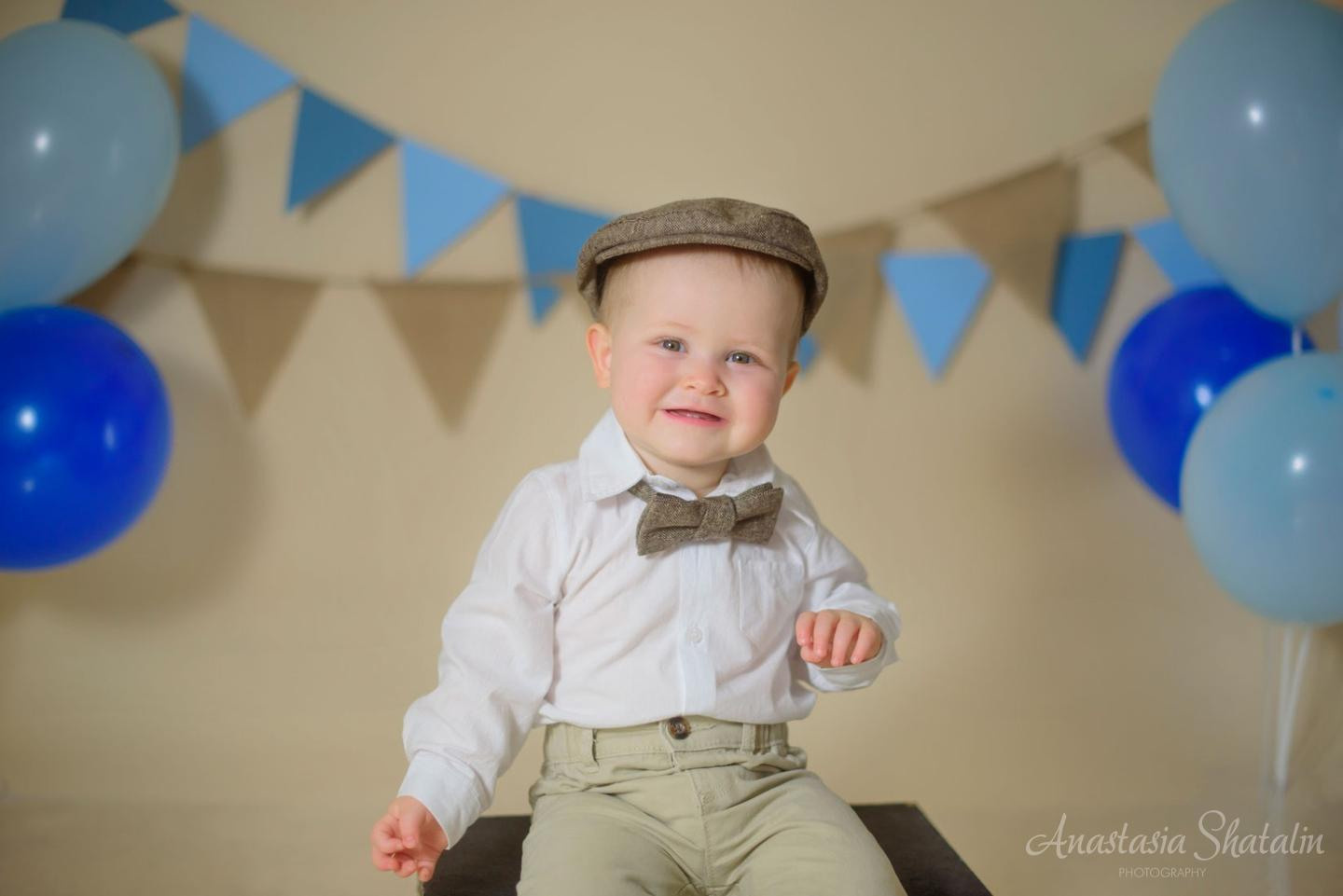 Sean cake smash session in Roseville, CA. Family photographer in Roseville, Rocklin, Folsom, Sacramento