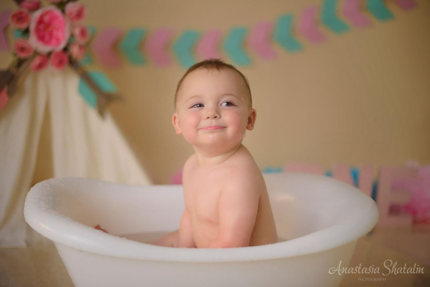 Wild one girl cake smash first birthday Rocklin. Family photographer in Roseville, Rocklin, Folsom, Sacramento
