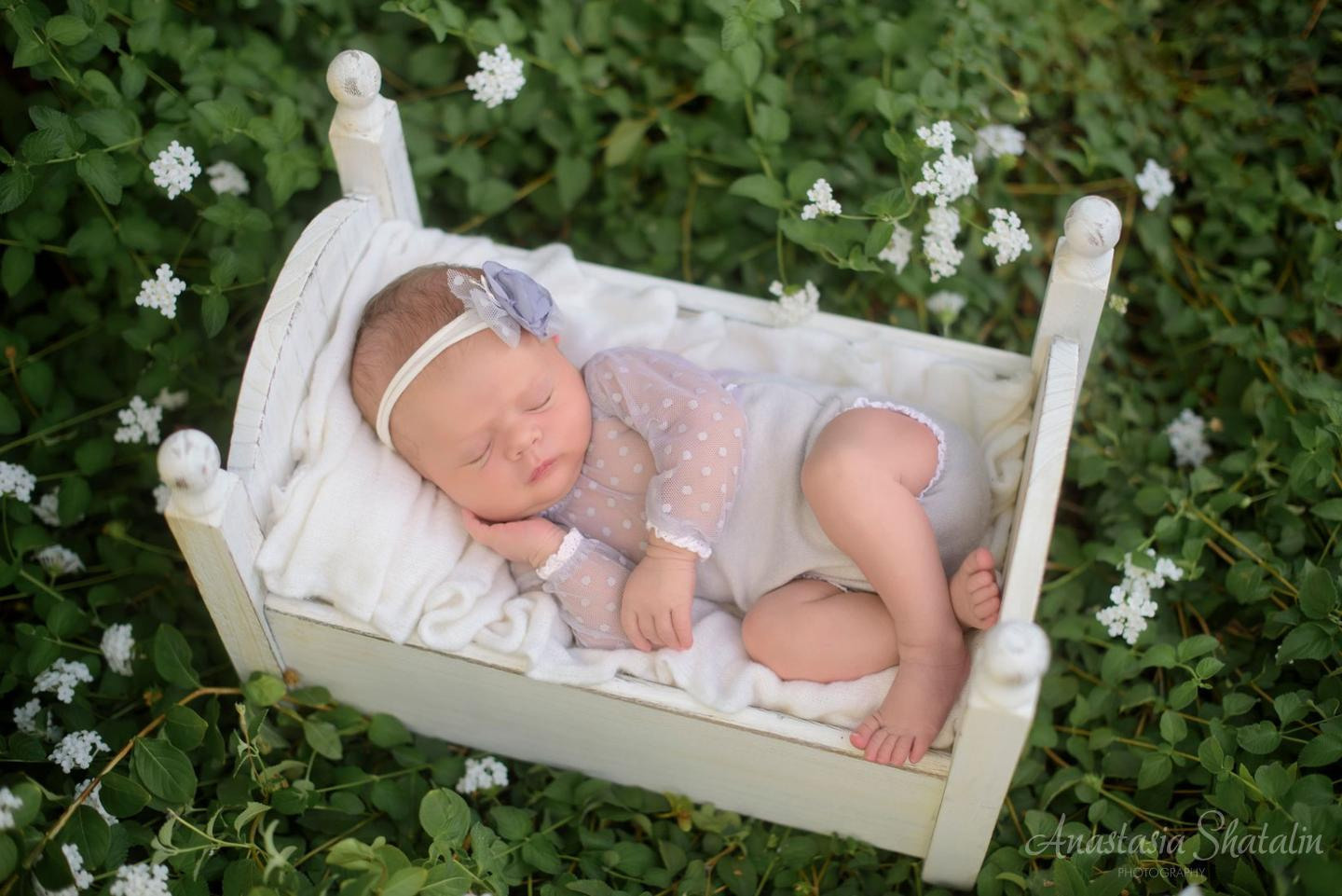 Outdoor newborn photos. Newborn photographer Rocklin. Family photographer in Roseville, Rocklin, Folsom, Sacramento