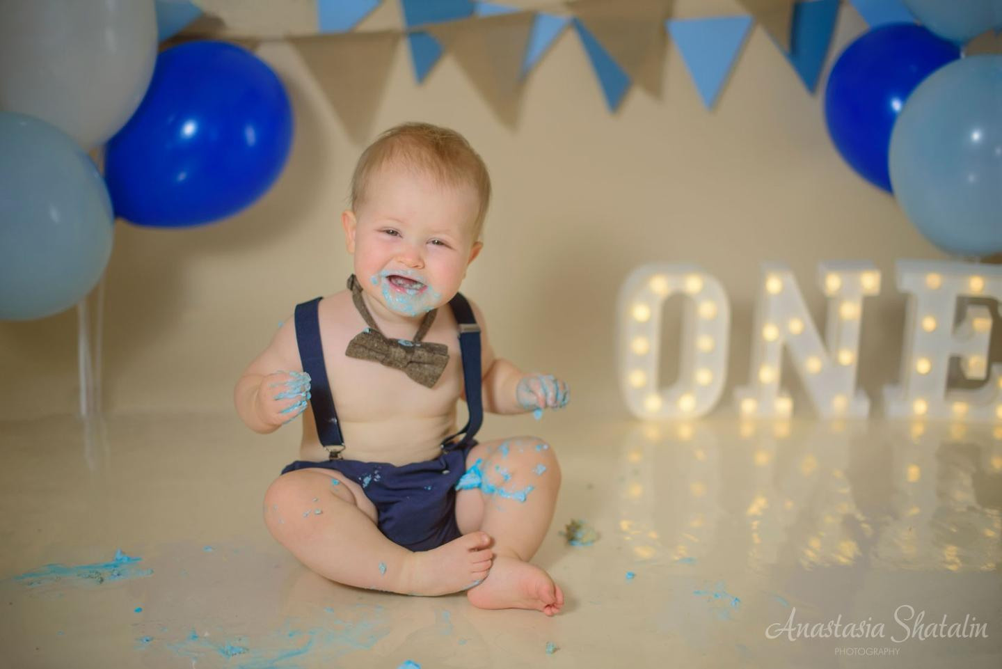 Sean cake smash session in Roseville, CA. Family photographer in Roseville, Rocklin, Folsom, Sacramento