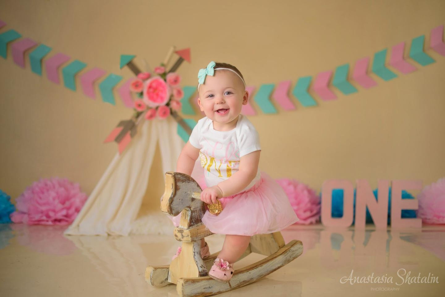 Wild one girl cake smash first birthday Rocklin. Family photographer in Roseville, Rocklin, Folsom, Sacramento