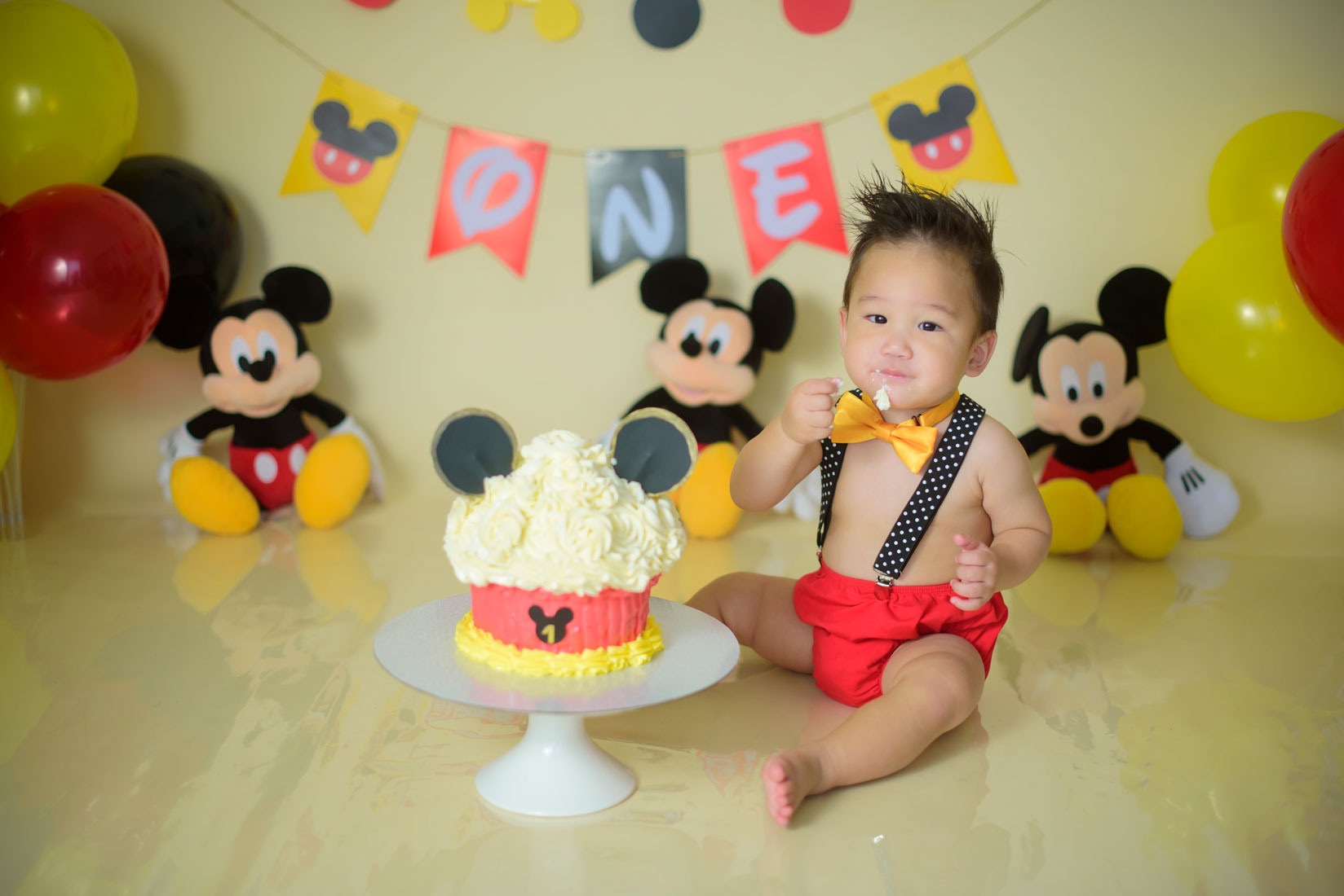 Mickey mouse first birthday session. Family photographer in Roseville, Rocklin, Folsom, Sacramento