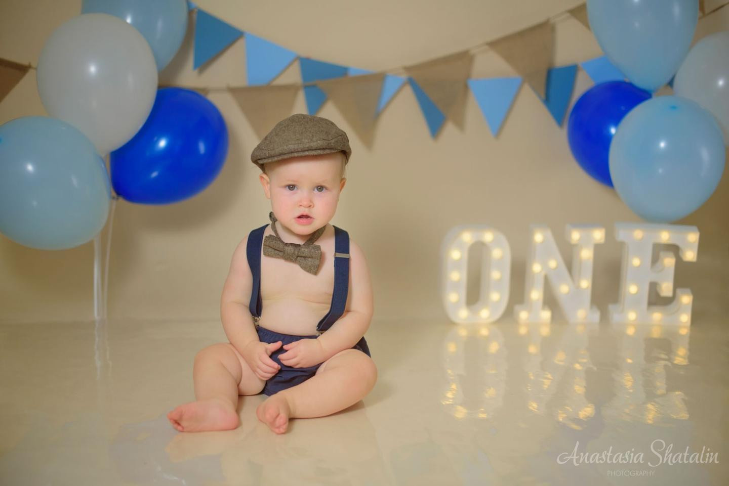Sean cake smash session in Roseville, CA. Family photographer in Roseville, Rocklin, Folsom, Sacramento