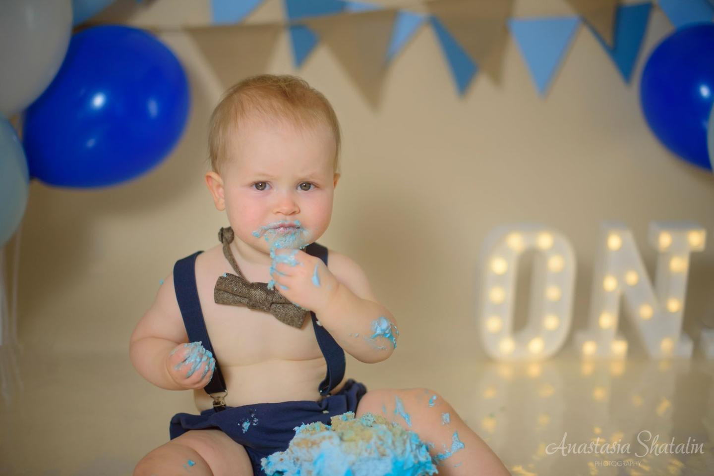 Sean cake smash session in Roseville, CA. Family photographer in Roseville, Rocklin, Folsom, Sacramento
