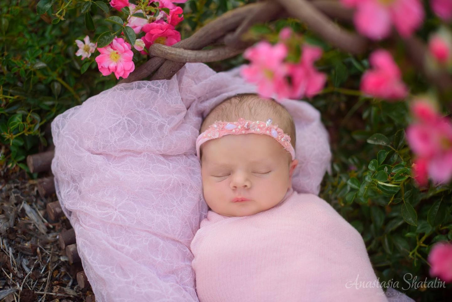 Outdoor newborn photos. Newborn photographer Rocklin. Family photographer in Roseville, Rocklin, Folsom, Sacramento