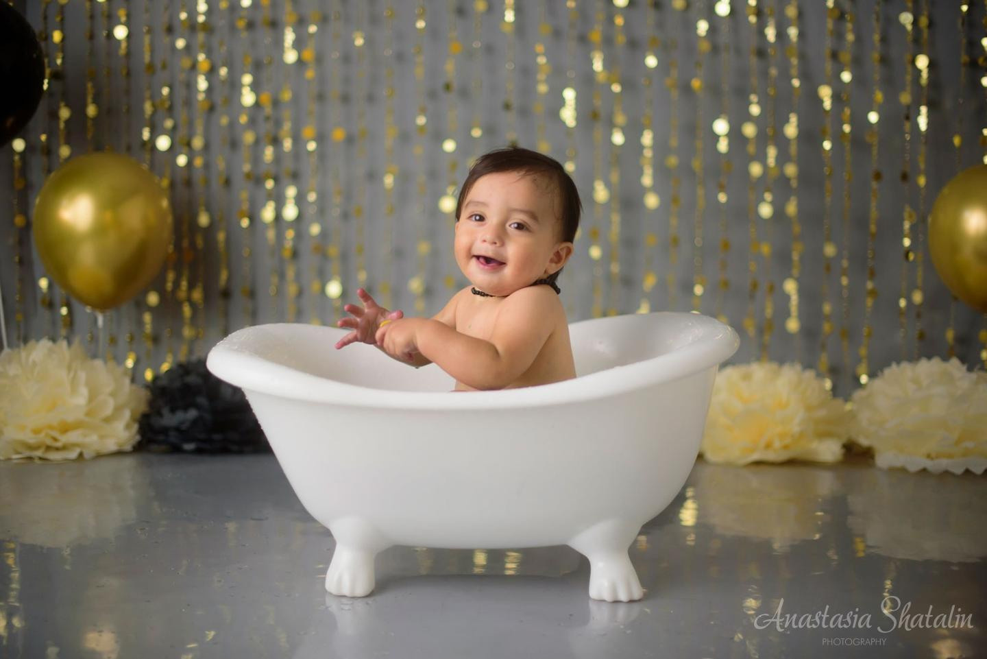 Black and gold cake smash photographer Roseville. Family photographer in Roseville, Rocklin, Folsom, Sacramento