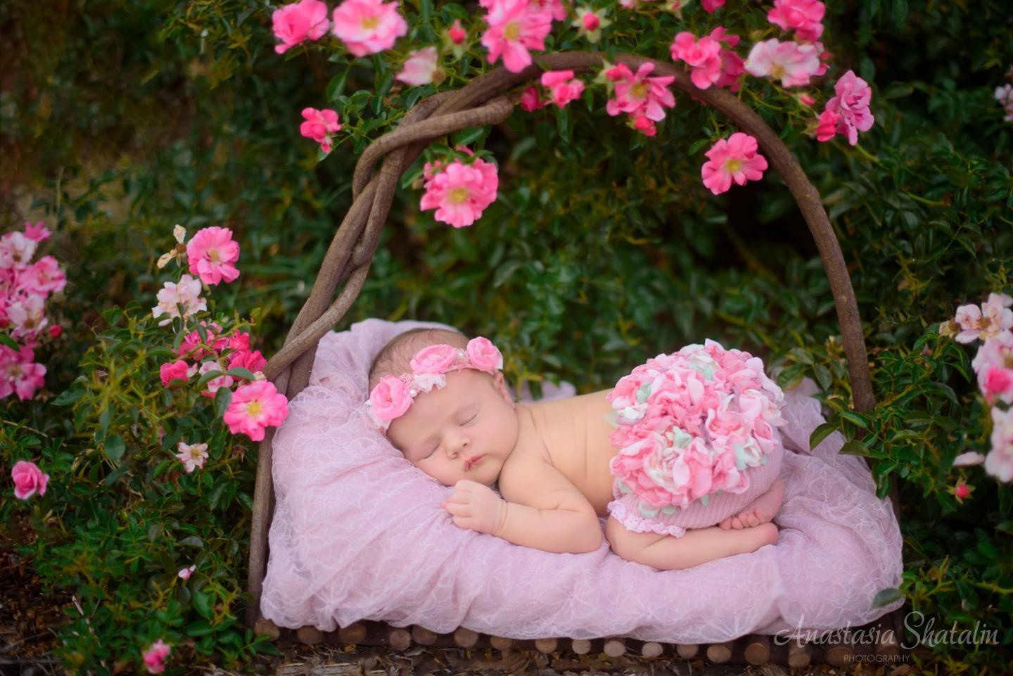 Outdoor newborn photos. Newborn photographer Rocklin. Family photographer in Roseville, Rocklin, Folsom, Sacramento