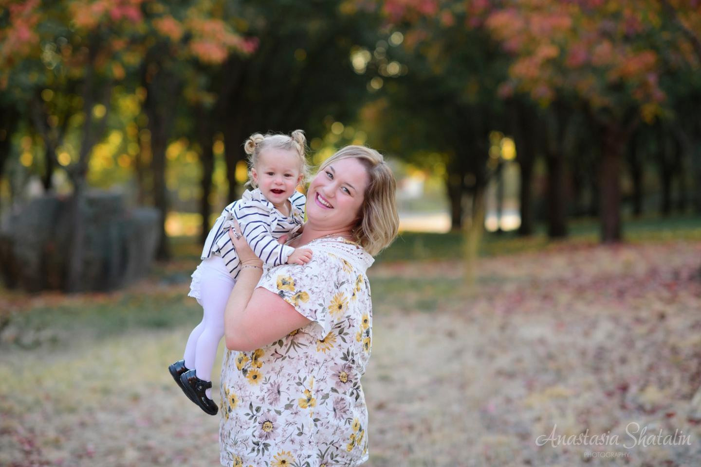 Outdoor fall location with family photographer. Family photographer in Roseville, Rocklin, Folsom, Sacramento