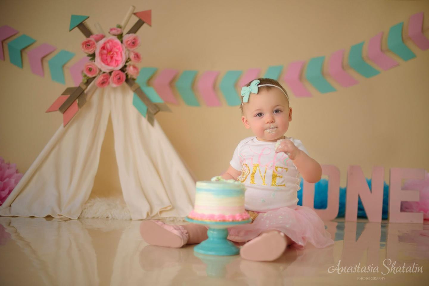 Wild one girl cake smash first birthday Rocklin. Family photographer in Roseville, Rocklin, Folsom, Sacramento