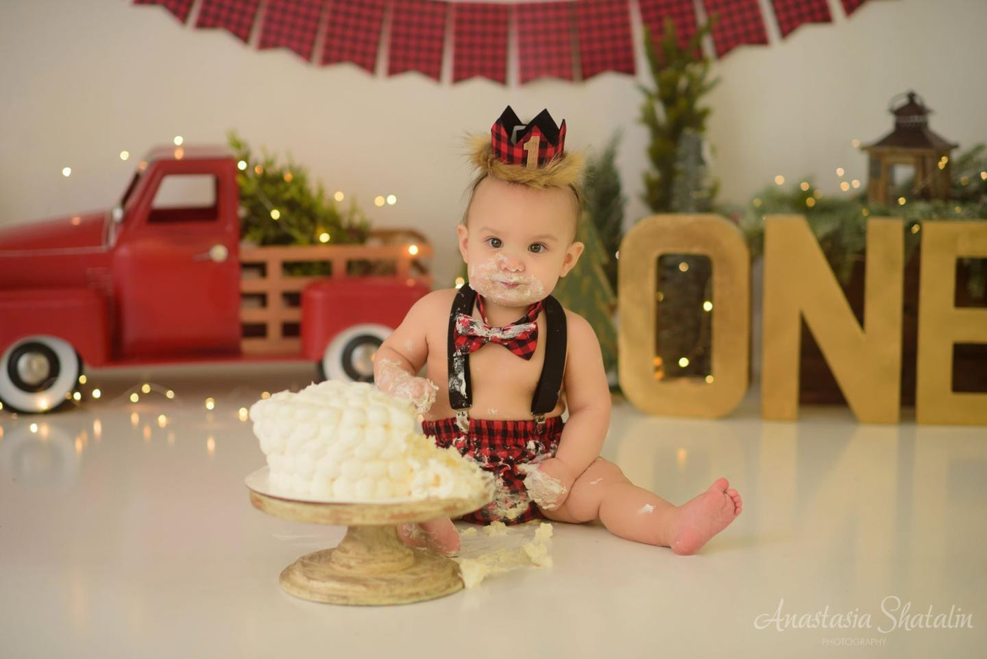 Christmas themed cake smash Roseville photographer. Family photographer in Roseville, Rocklin, Folsom, Sacramento