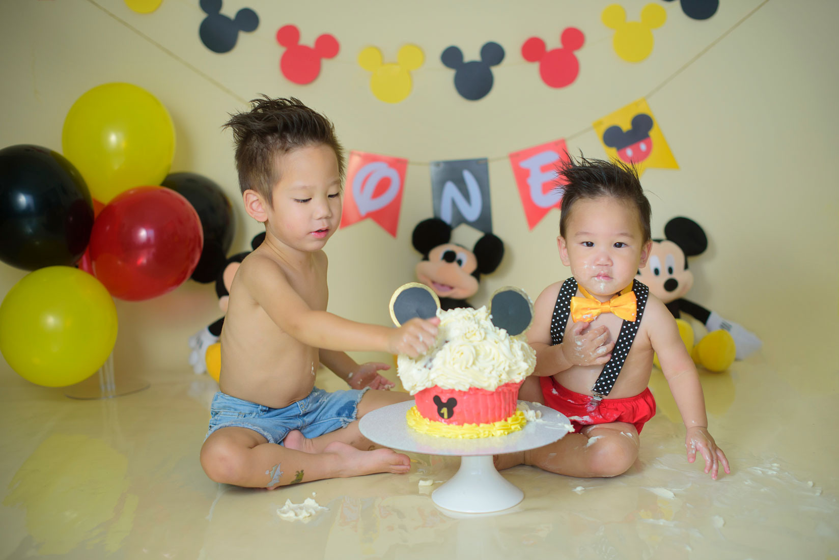 Mickey mouse first birthday session. Family photographer in Roseville, Rocklin, Folsom, Sacramento