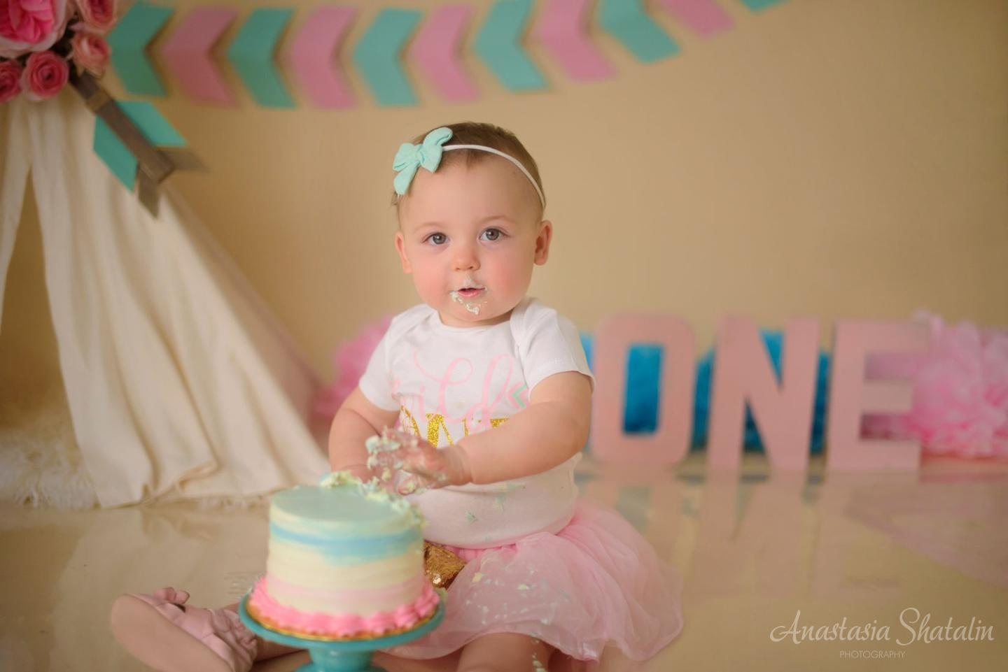 Wild one girl cake smash first birthday Rocklin. Family photographer in Roseville, Rocklin, Folsom, Sacramento