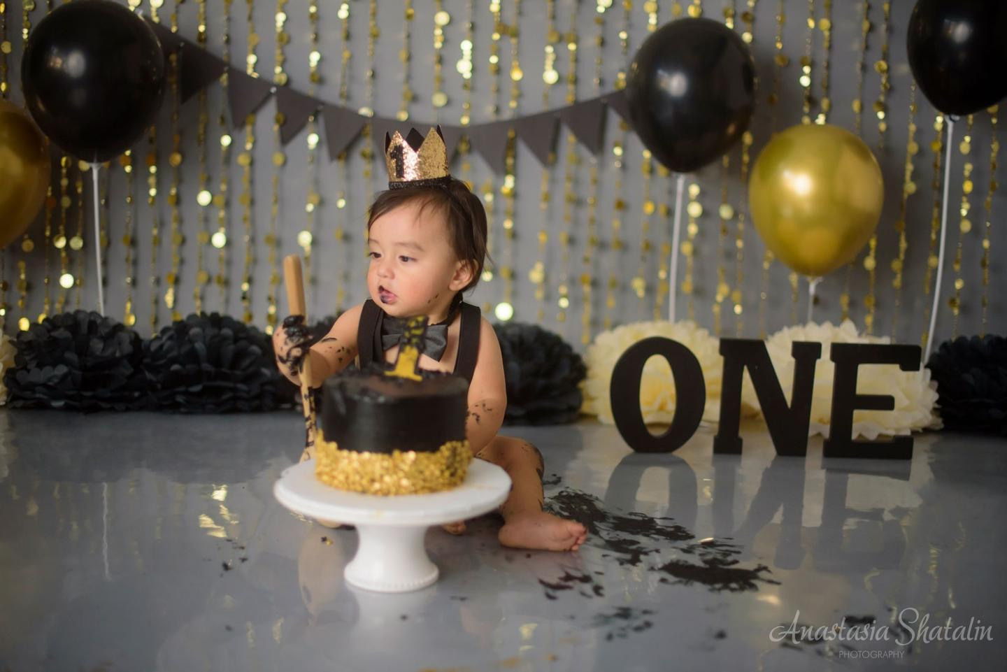 Black and gold cake smash photographer Roseville. Family photographer in Roseville, Rocklin, Folsom, Sacramento