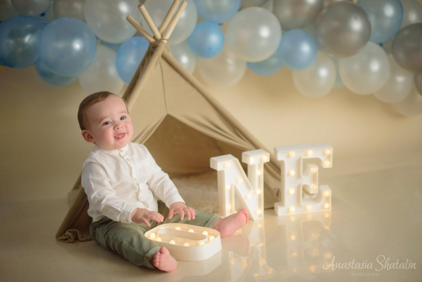 Mateo’s first birthday and cake smash photos. Photographer in Rocklin, CA. Family photographer in Roseville, Rocklin, Folsom, Sacramento
