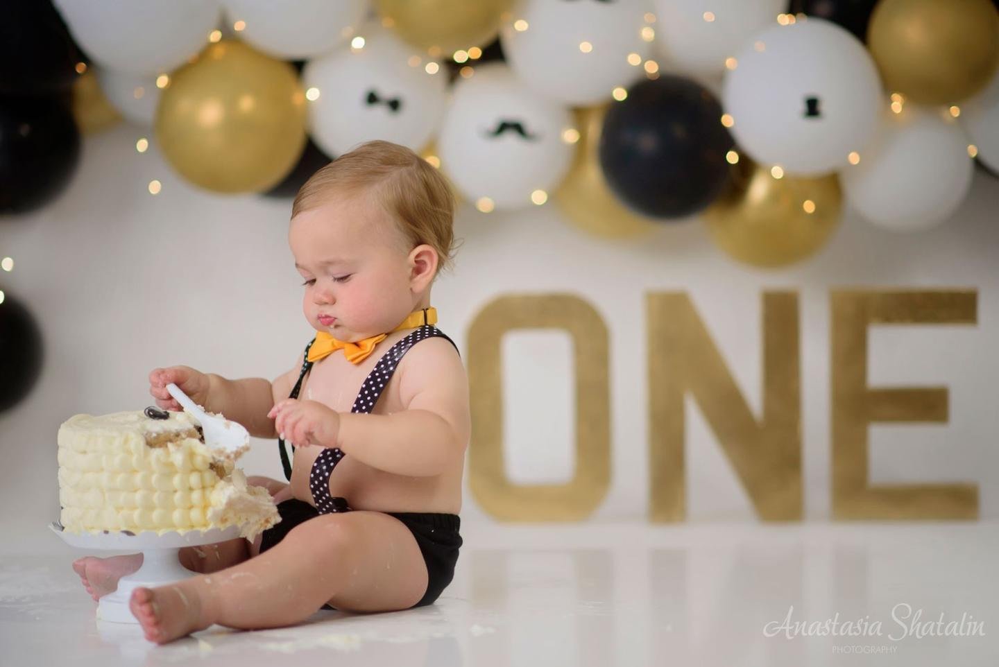 1st birthday and cake smash photographer. Family photographer in Roseville, Rocklin, Folsom, Sacramento