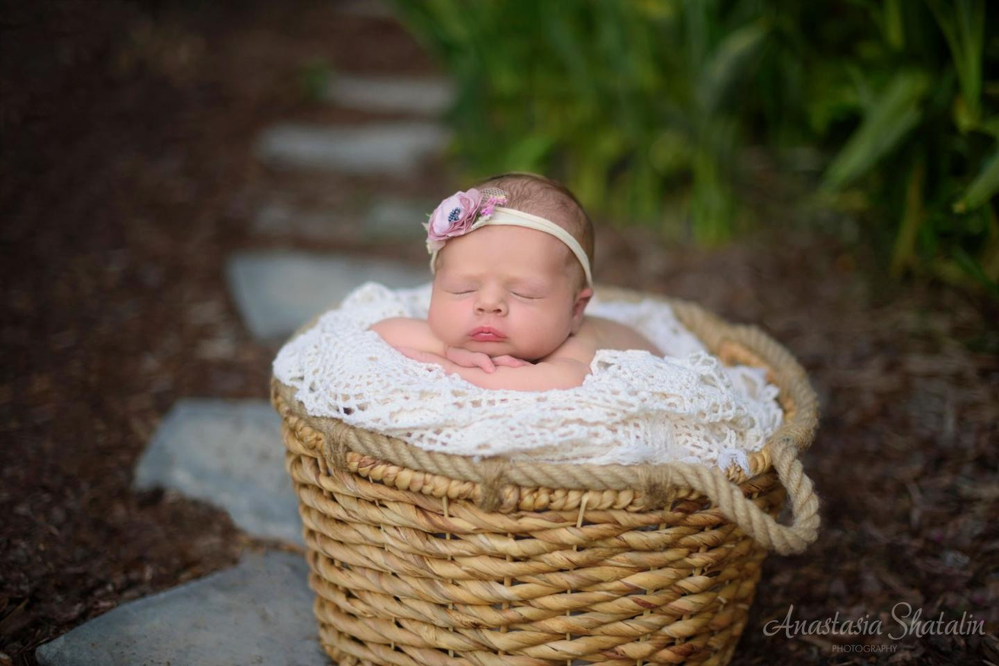 Outdoor newborn photos. Newborn photographer Rocklin. Family photographer in Roseville, Rocklin, Folsom, Sacramento