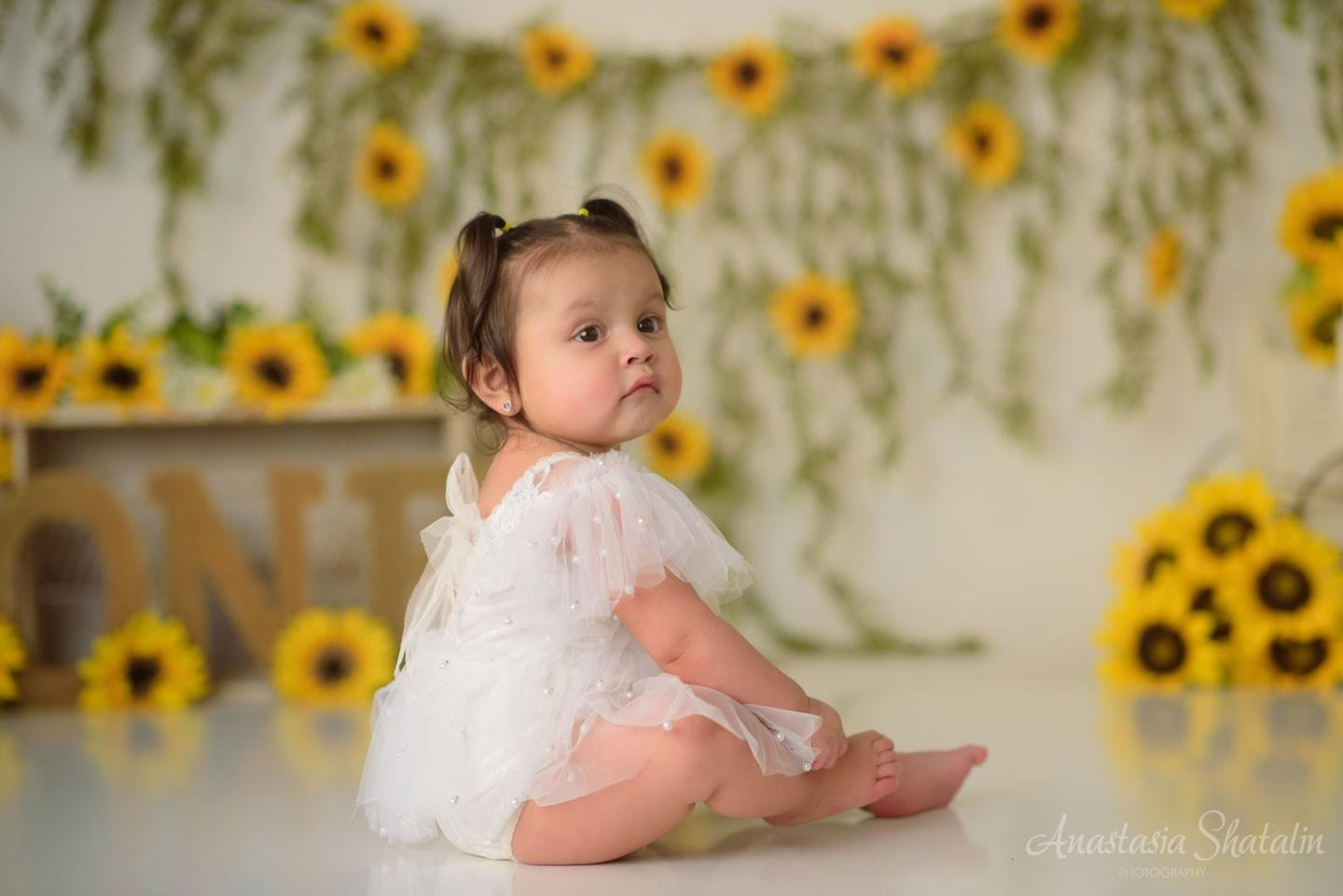 Sunflowers themed 1st birthday photos Roseville, Rocklin. Family photographer in Roseville, Rocklin, Folsom, Sacramento